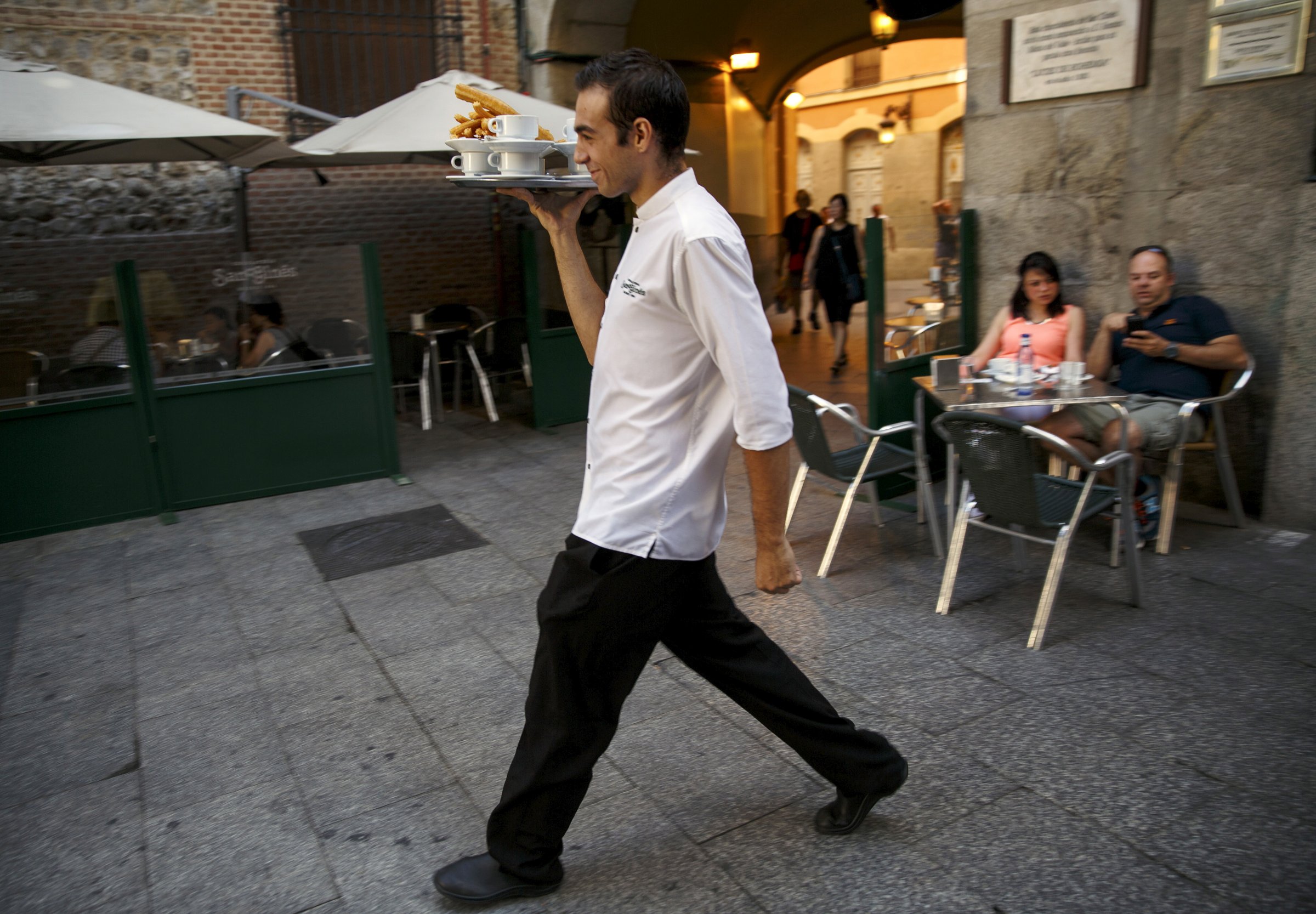 What waiters do when no one is looking - Business Insider