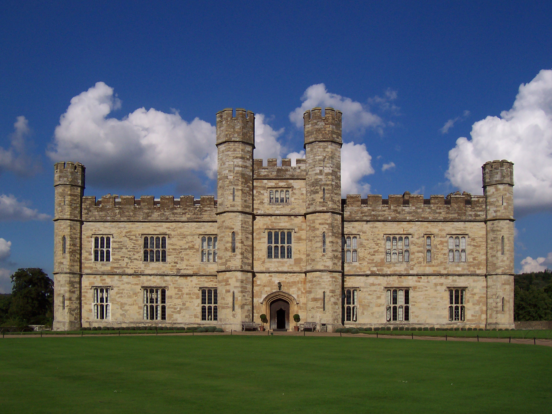 File:Leeds Castle (2004a).jpg - Wikimedia Commons
