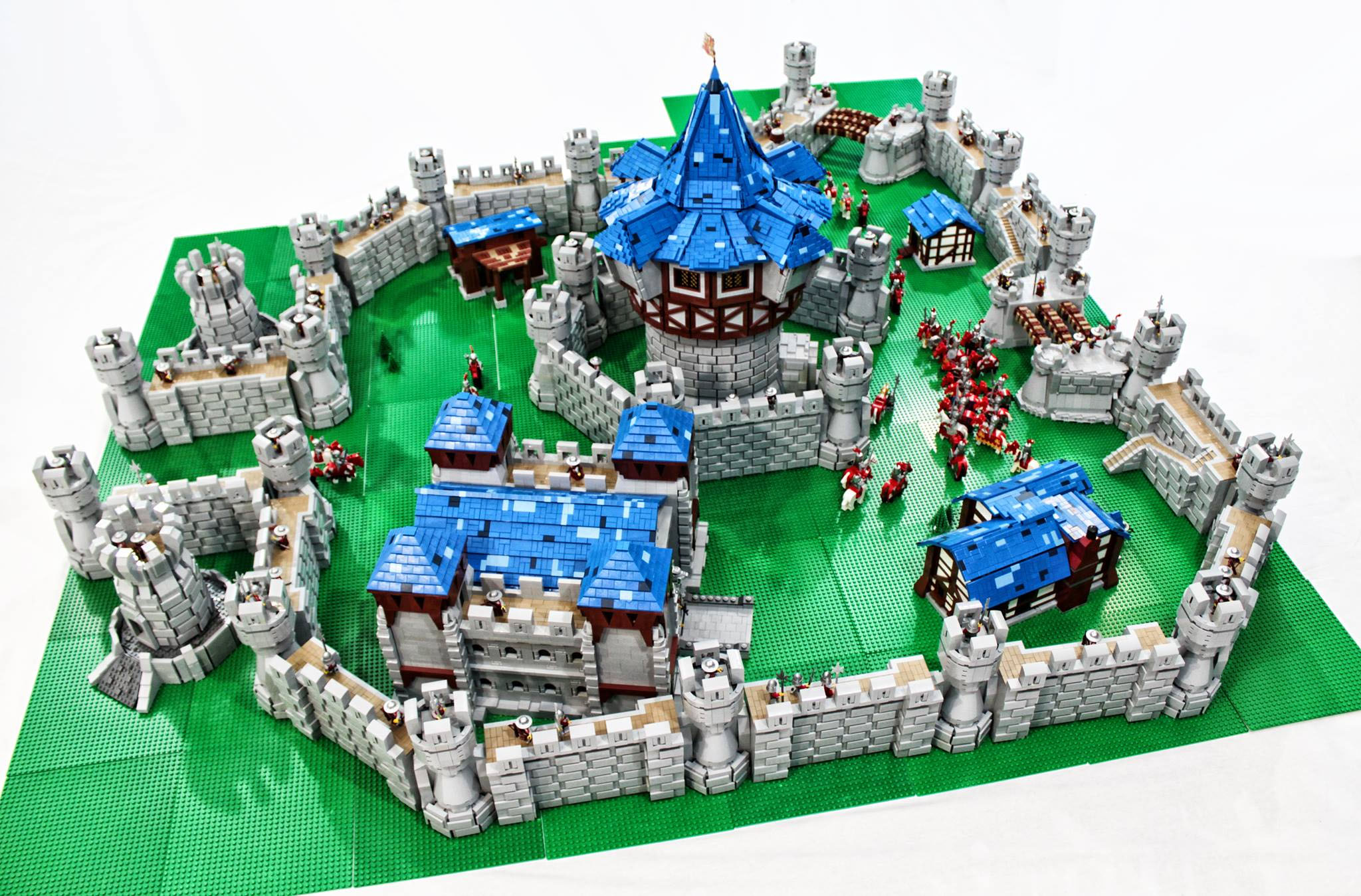 55,000 LEGO Bricks Fortify This WORLD OF WARCRAFT Castle | Nerdist