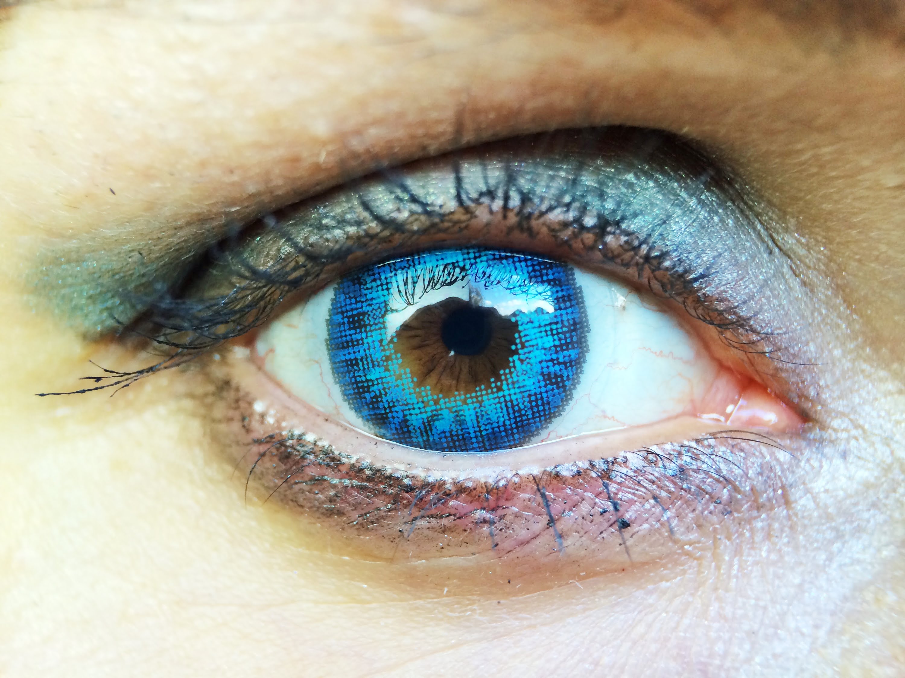 тренд фото глаза с синим фильтром