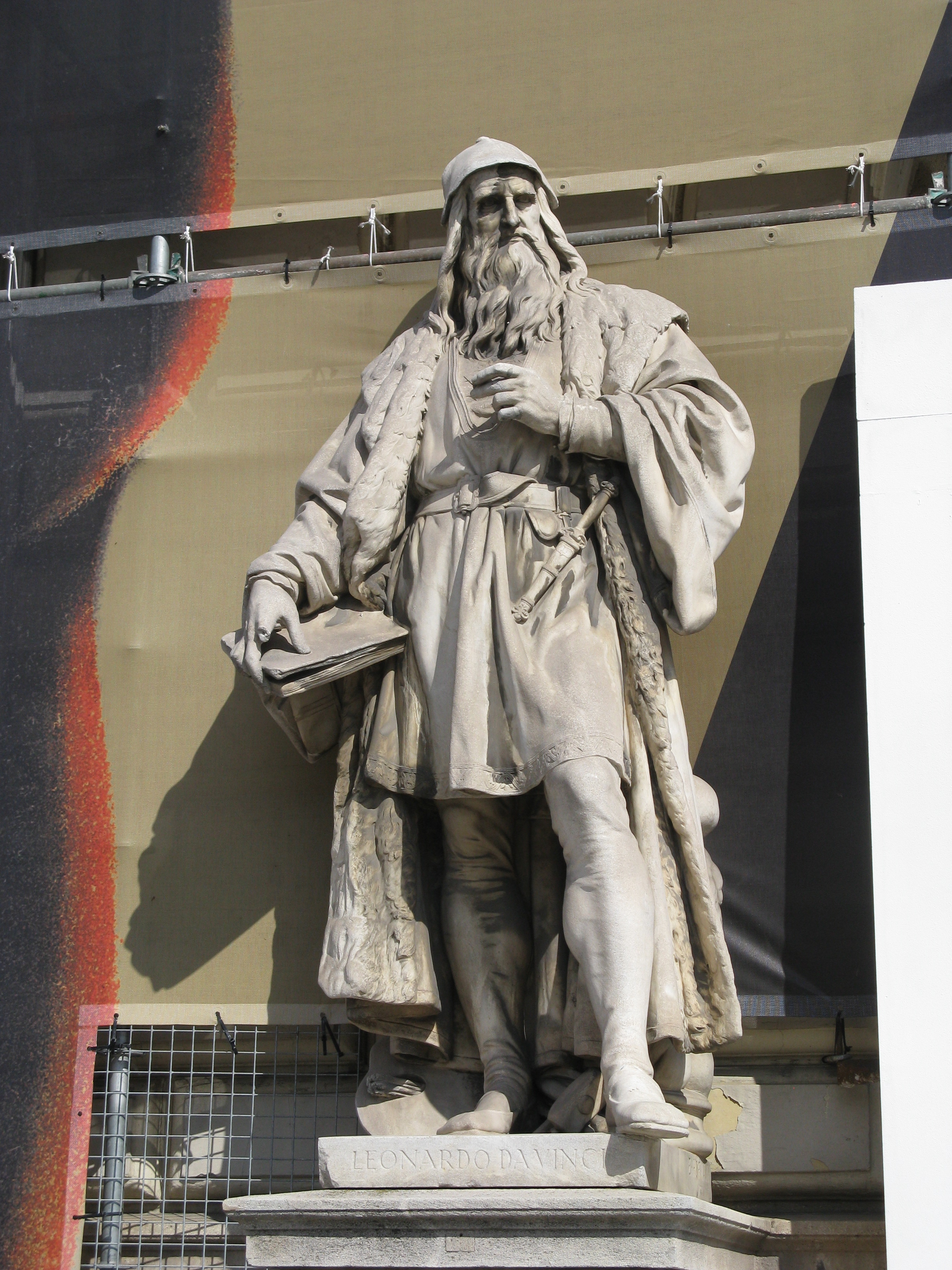 Leonardo statue photo