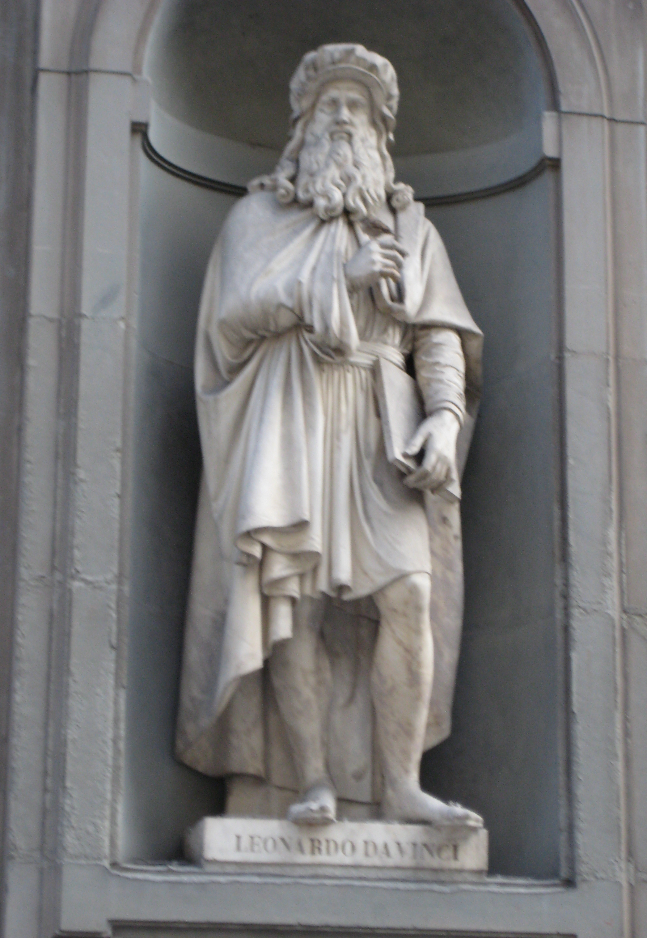Photo of Leonardo Da Vinci statue, Florence, Italy. | imagesof
