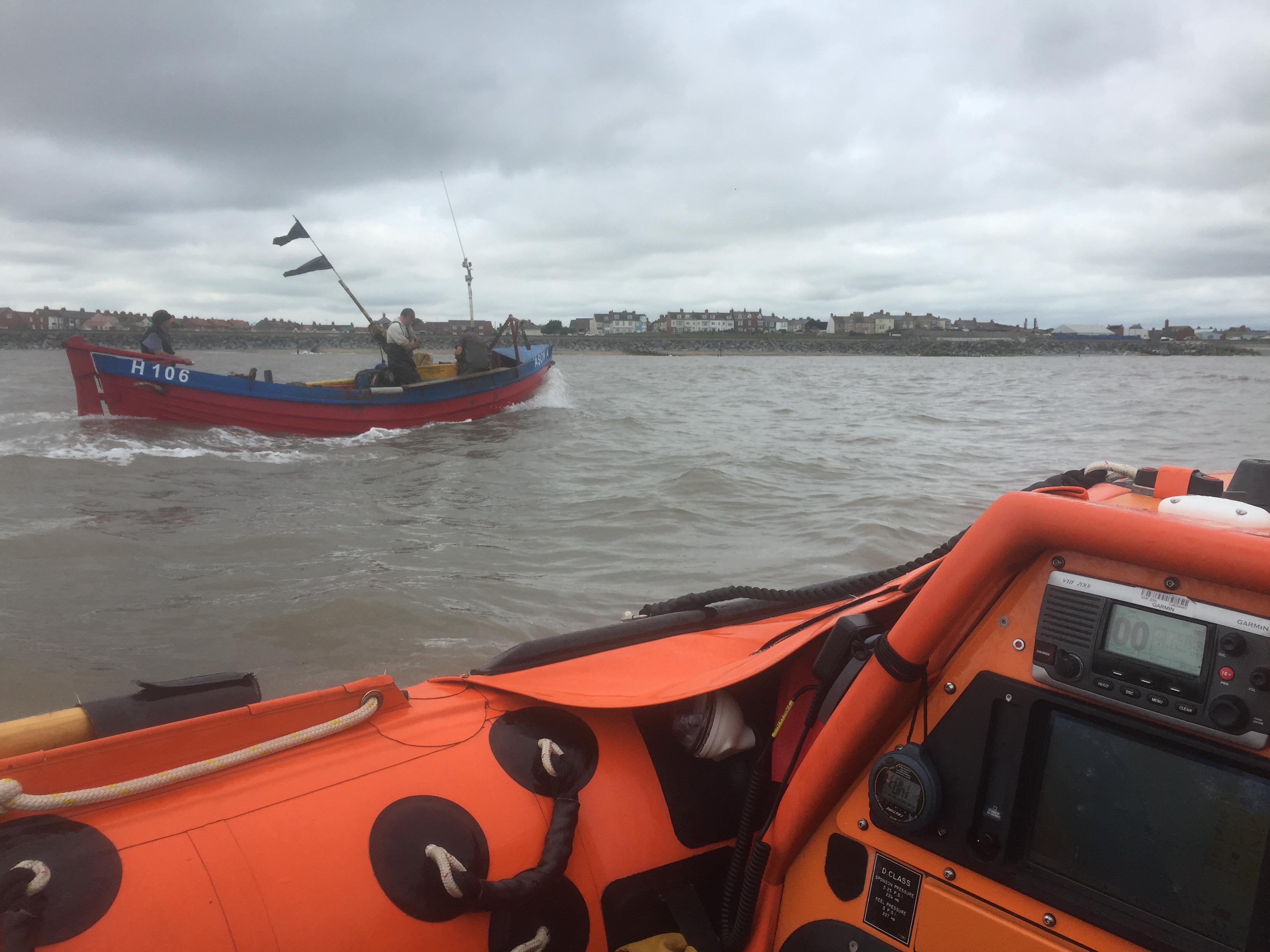 Withernsea RNLI Lifeboat crew aid fishing vessel with fouled ...