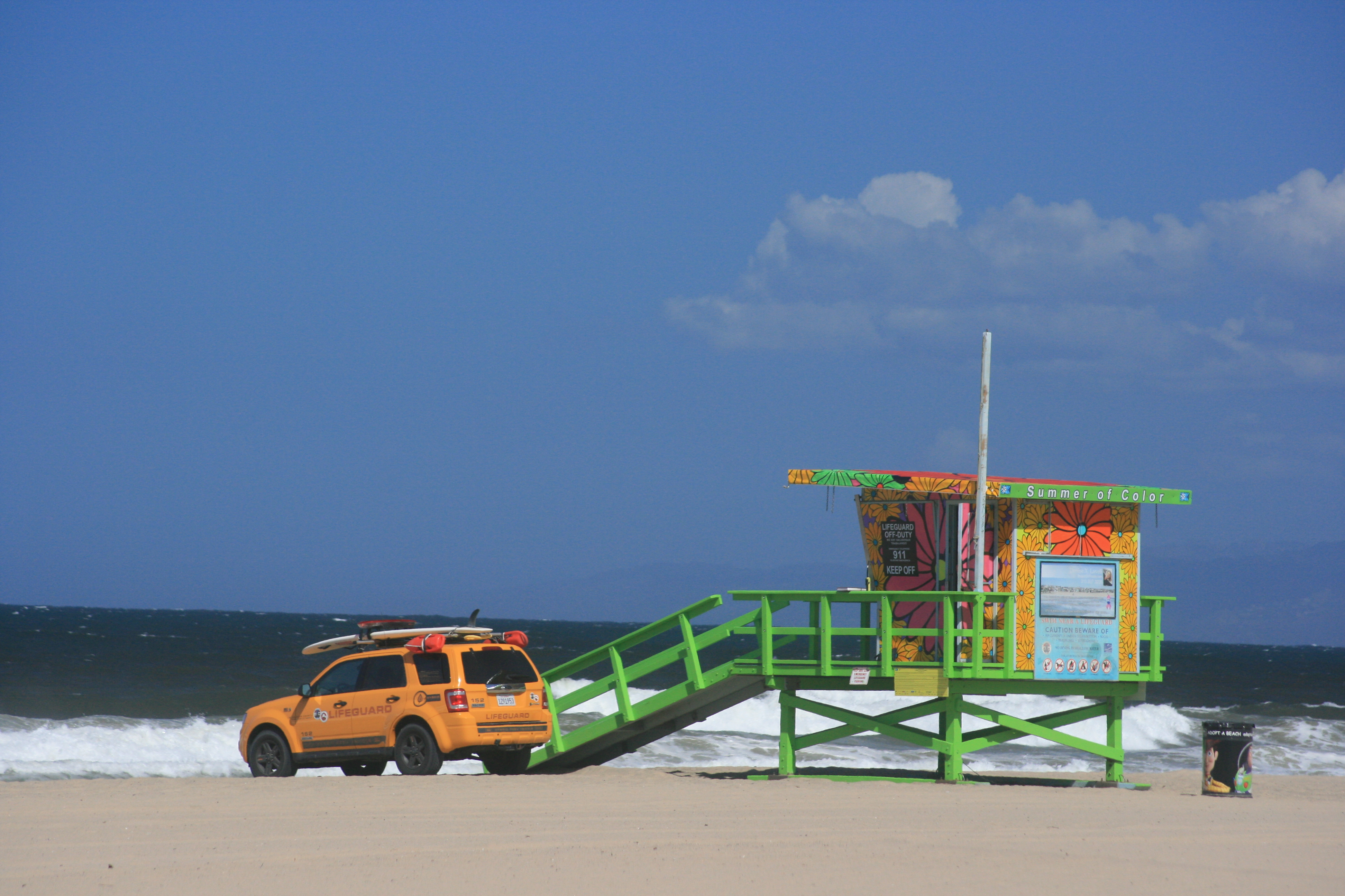 File:Lifeguard station on Manhattan Beach.jpg - Wikimedia Commons