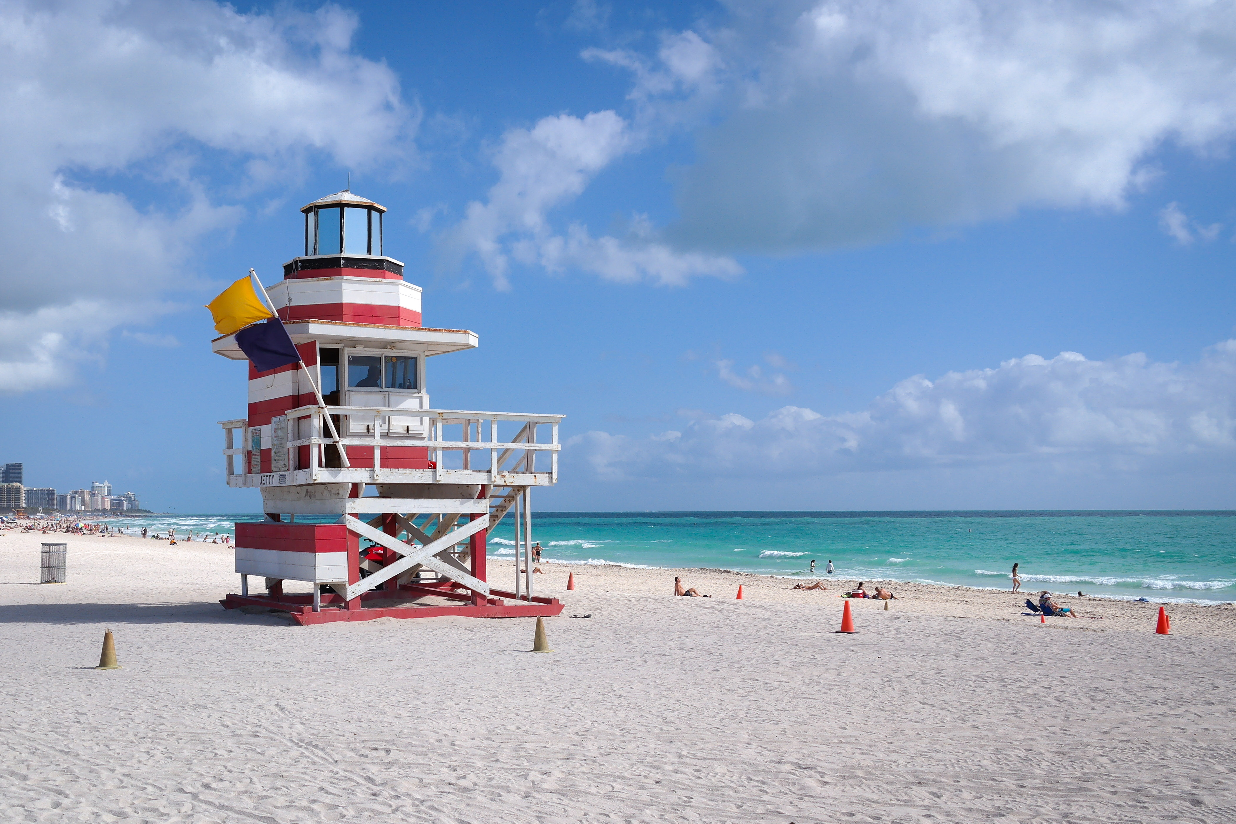 File:Lifeguard Tower (South Pointe Beach).jpg - Wikimedia Commons