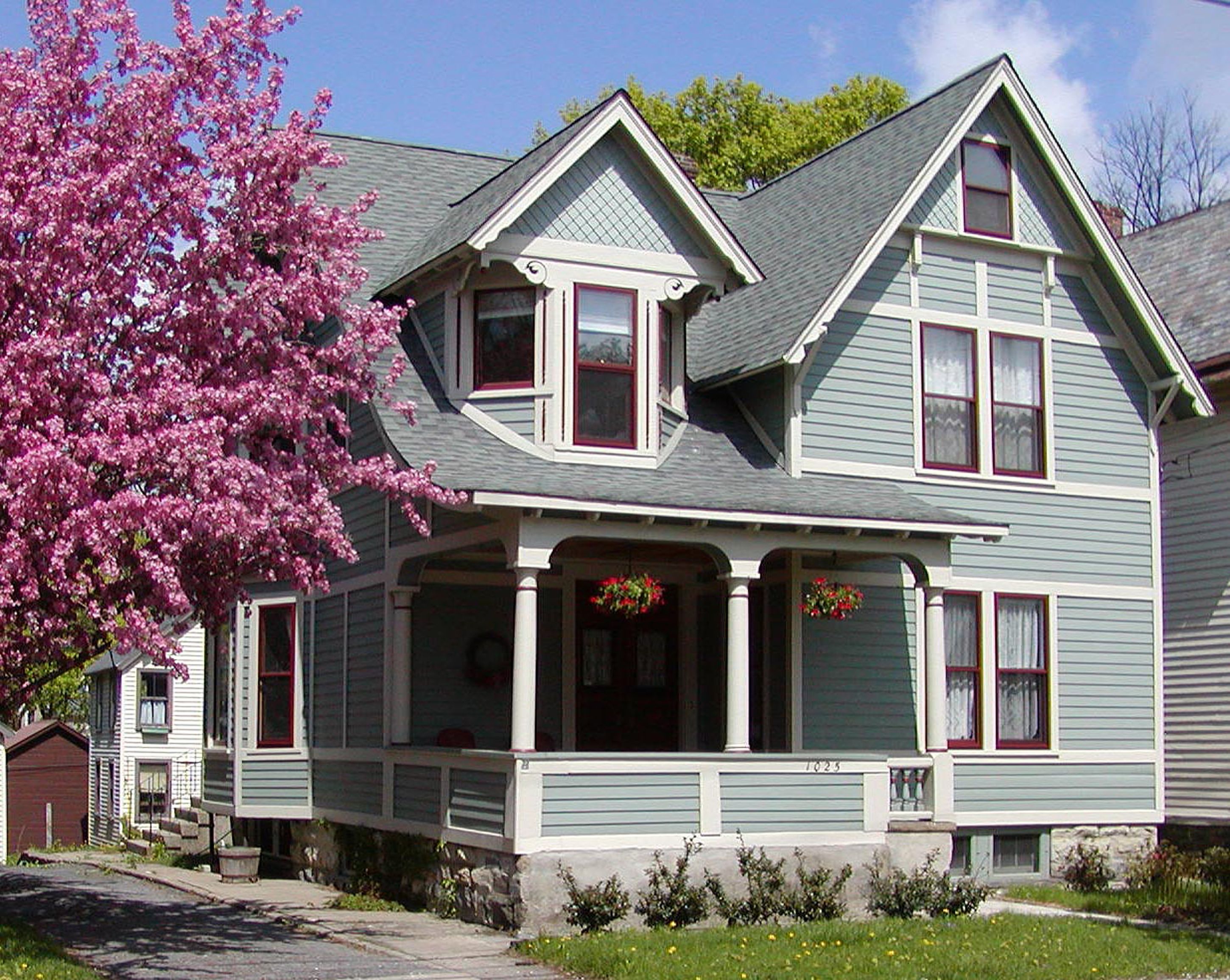 Какой краской покрасить старый дом снаружи. Тиккурила Винха 2676. Дом сайдинг. Цвета домов. Красивый фасад дома.