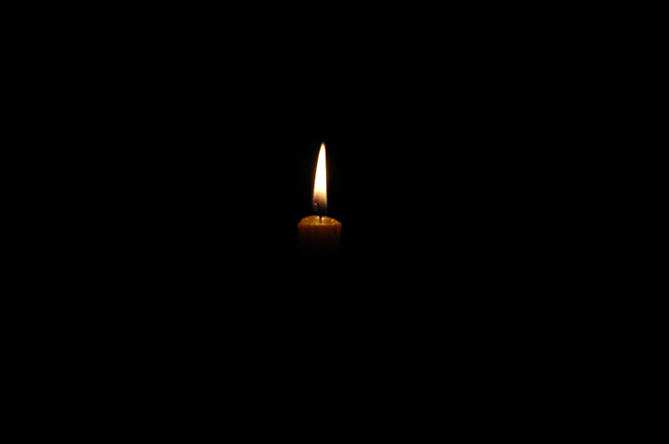 Свеча стала черной. Свеча в темноте. Горящая свеча в темноте. Свечка горит в темноте. Свеча во тьме.