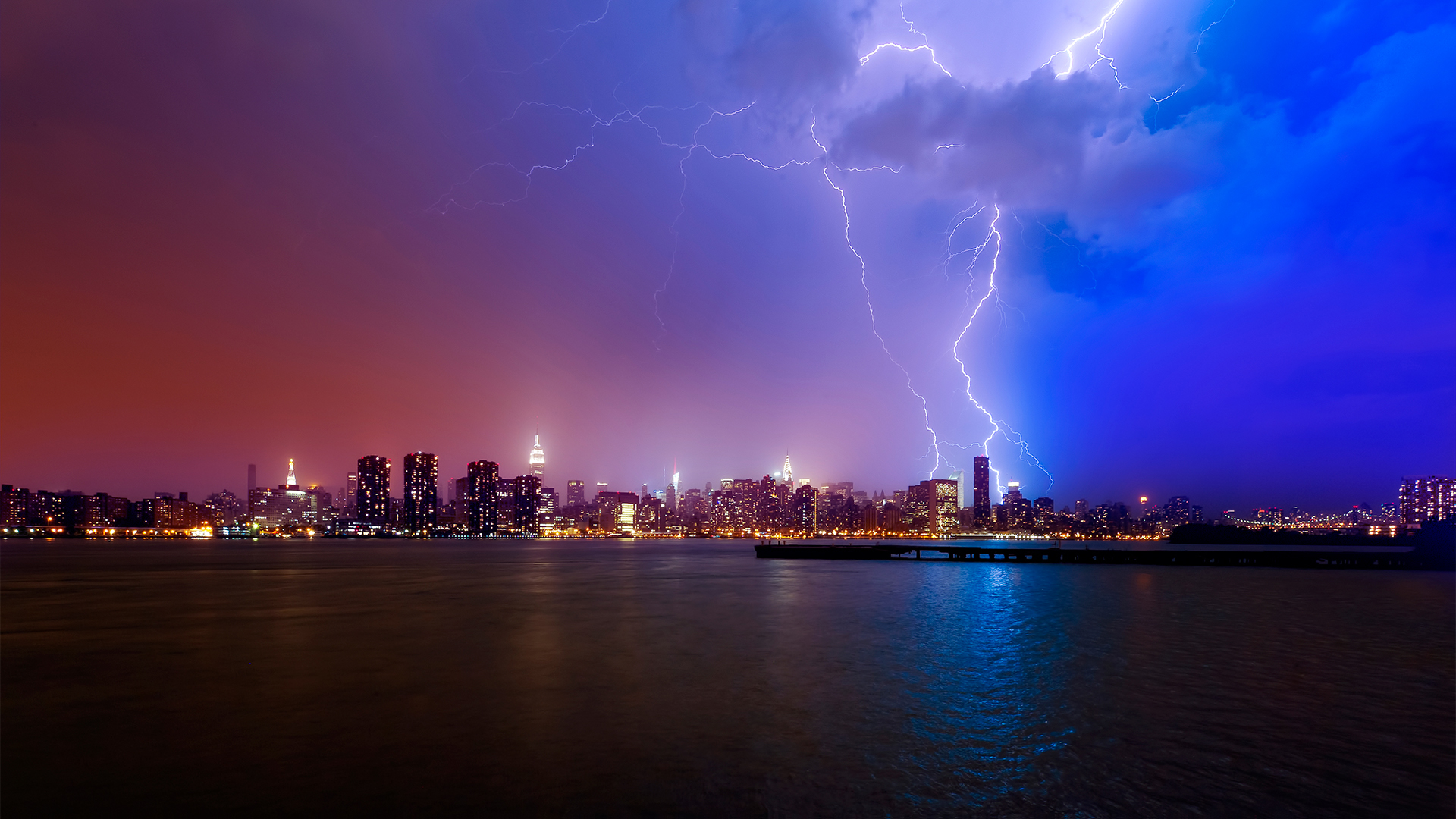 Lightning strike over New York City skyline | Windows 10 SpotLight ...