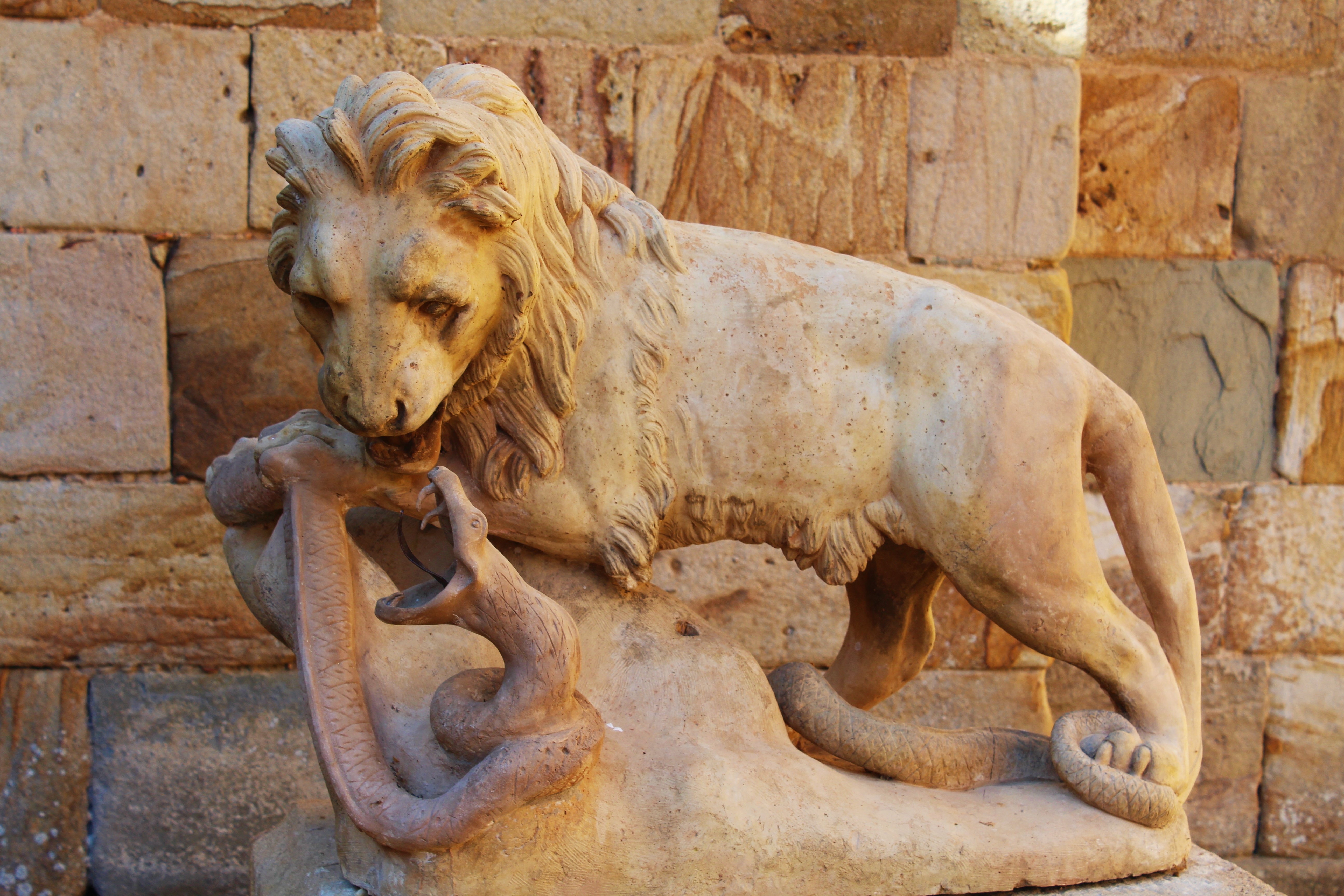 Лев с орлиной головой. Скульптура «Лев и змея». Каирский Лев скульптура. Древний Рим скульптура Льва. Статуя Льва Адлер.
