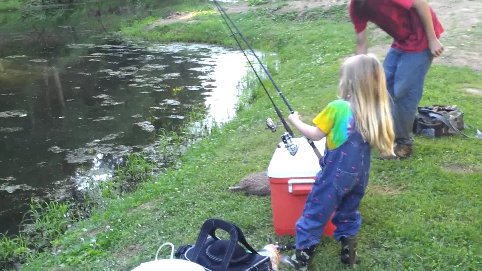 little girl catches big fish - YouTube