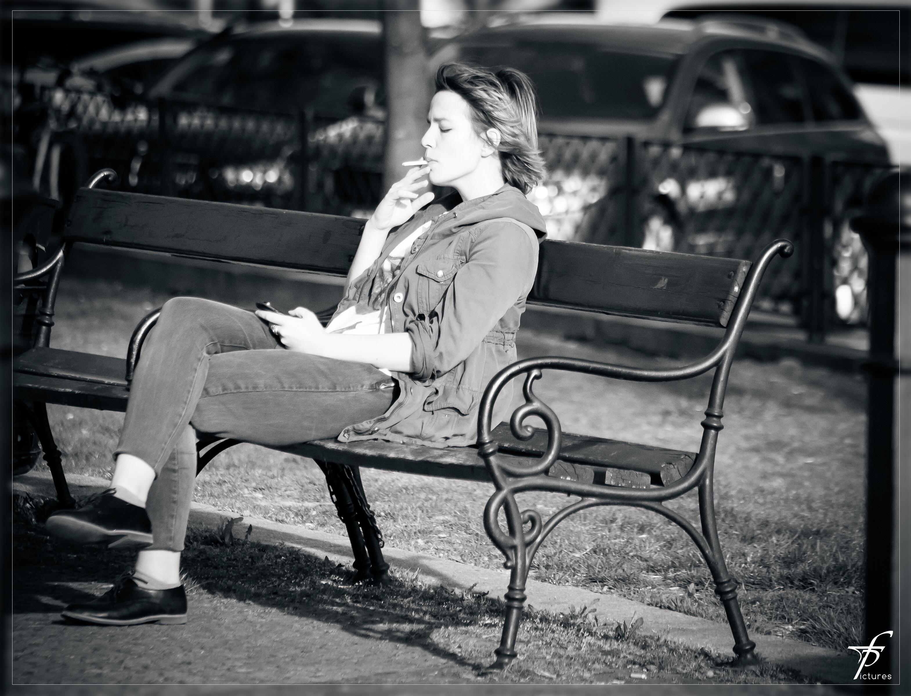 Группа сентябрь женщина курит на лавочке. Девушка на скамейке. Женщина курит на лавочке. Женщины курят на скамейке. Девушки на скамейке с сигаретой.