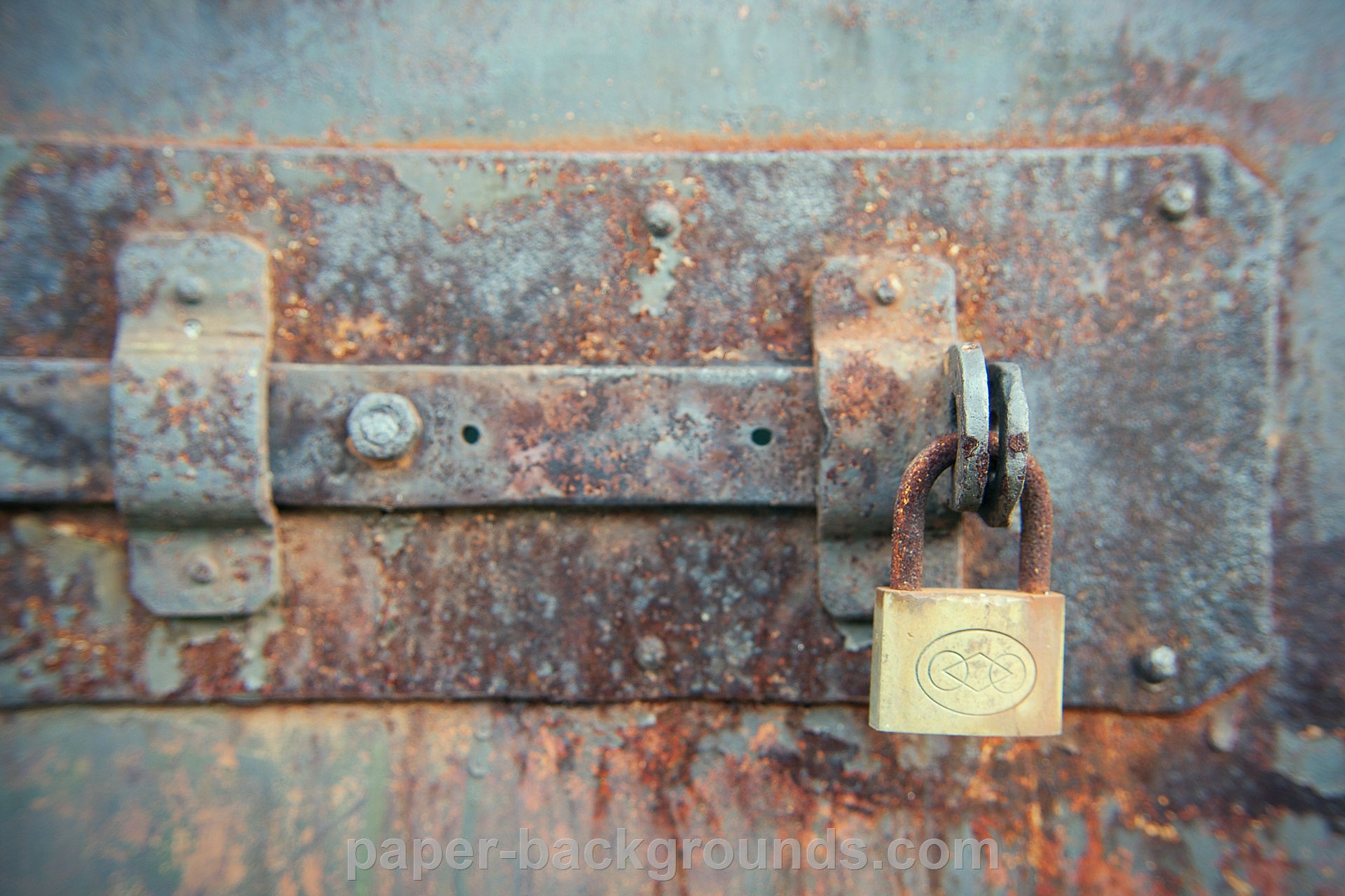 Paper Backgrounds | rusty-metal-door-with-lock-hd