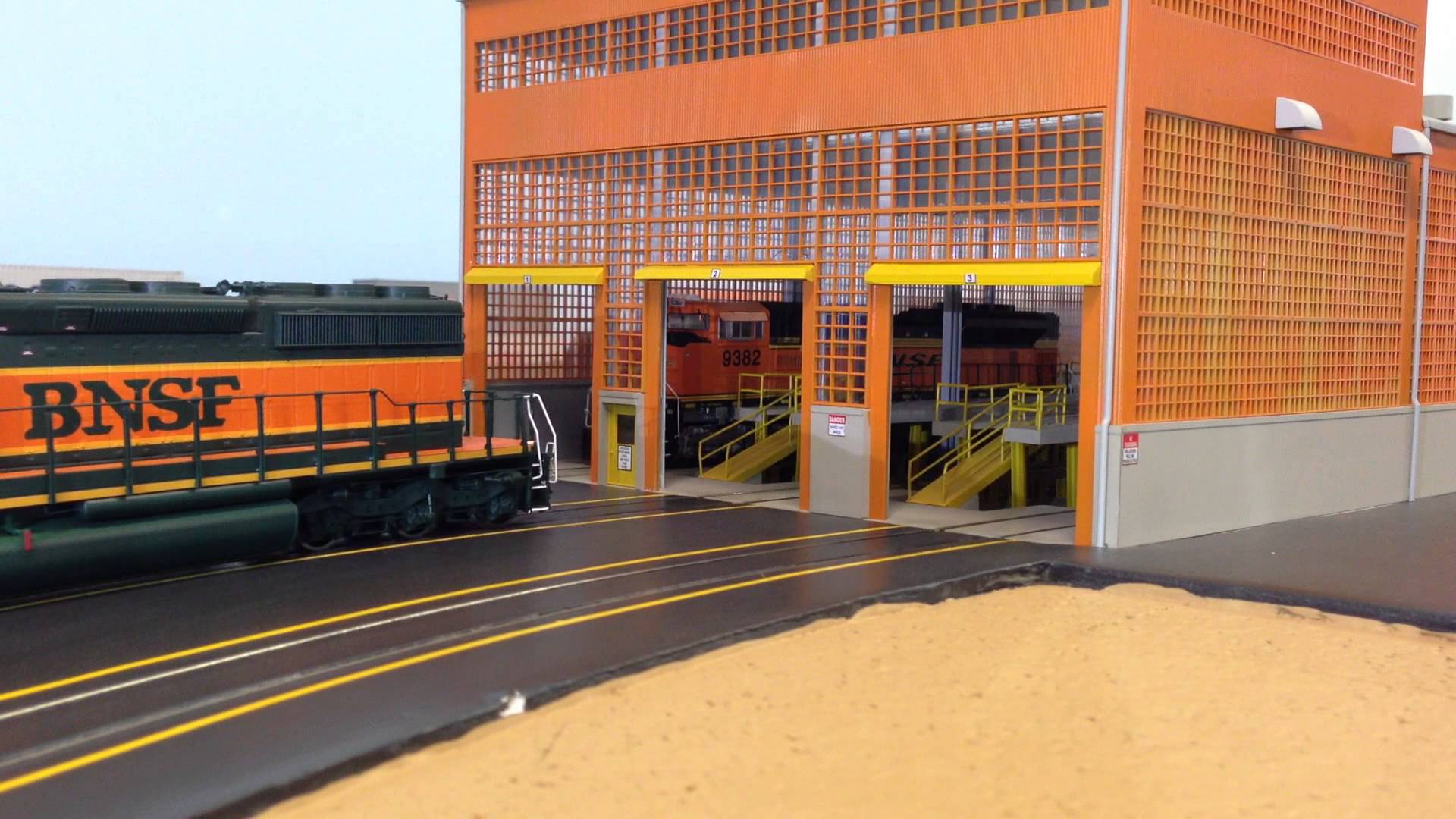 HO Scale locomotive shop (9 Nov 2014) - YouTube