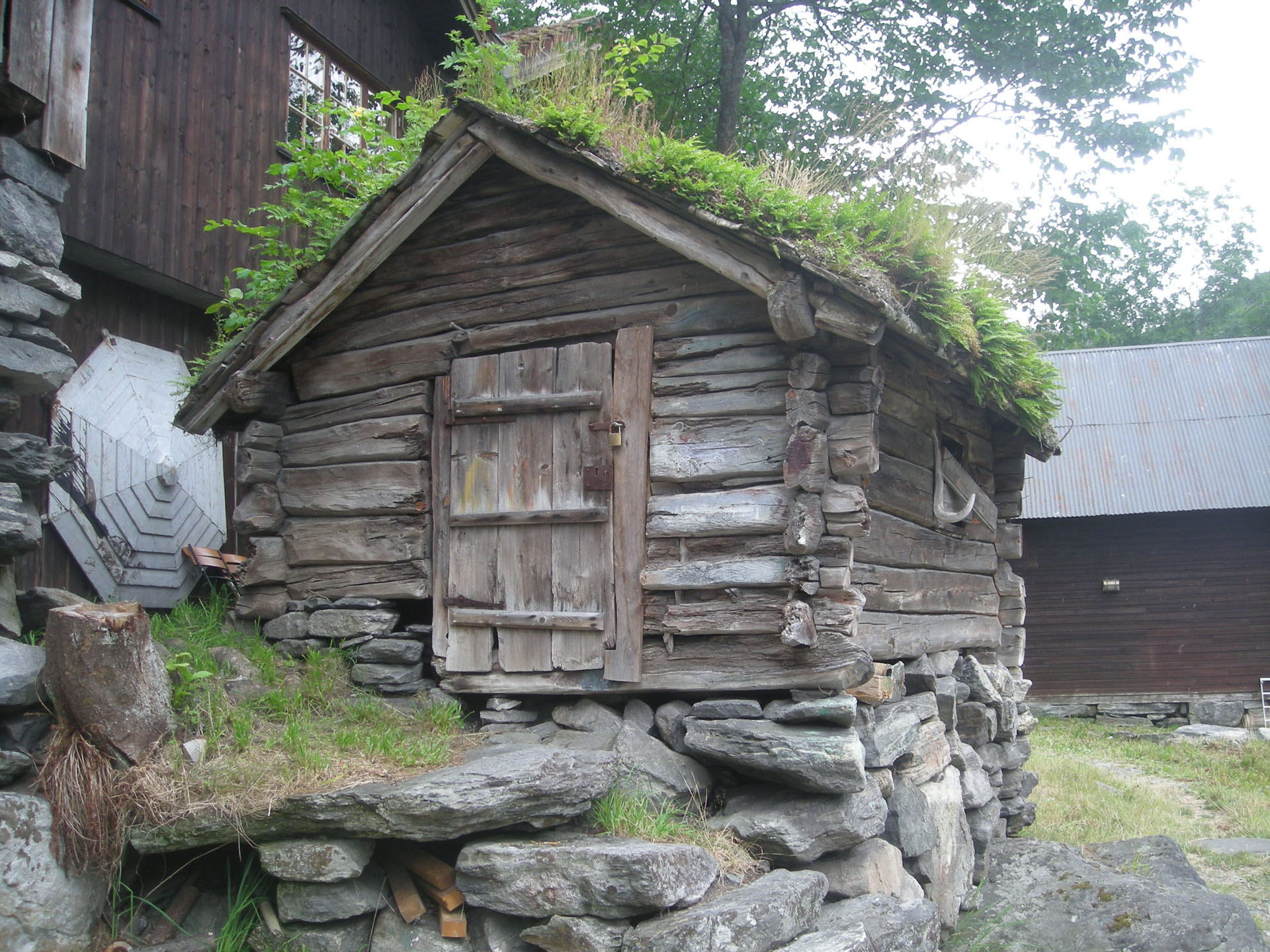 Antique log cabin | Handmade Houses... with Noah Bradley