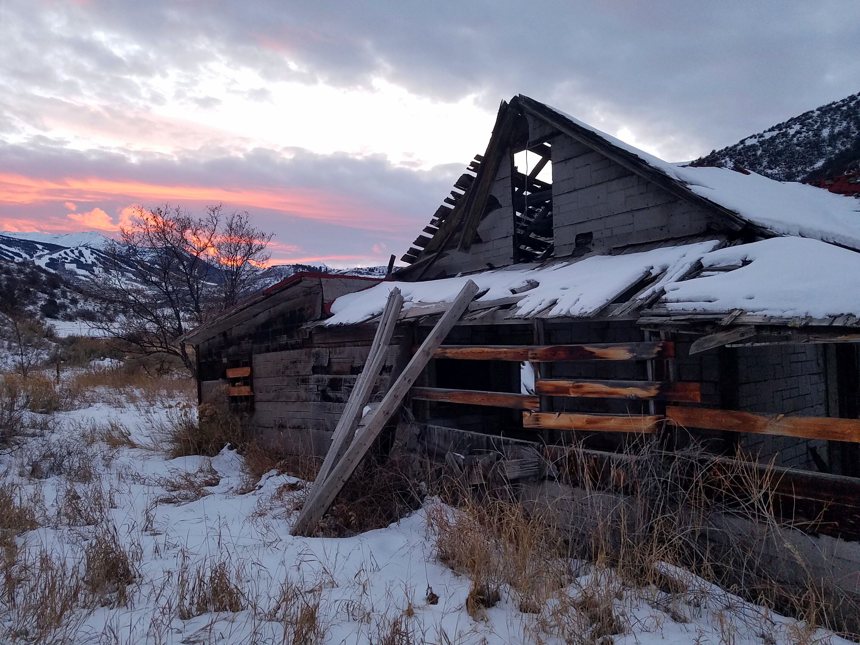 Lonely cabin in the Rocky Mountains [28802160][OC] | Abandoned ...