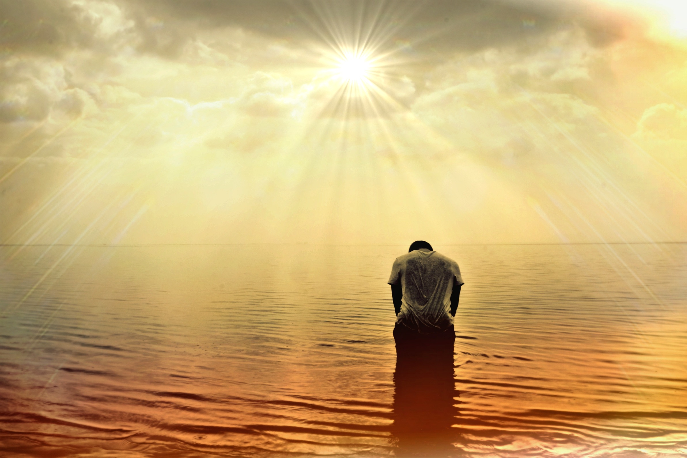 Размышления о счастье. Закат жизни. Человек молится на берегу моря. Умиротворение души. Рассвет души.