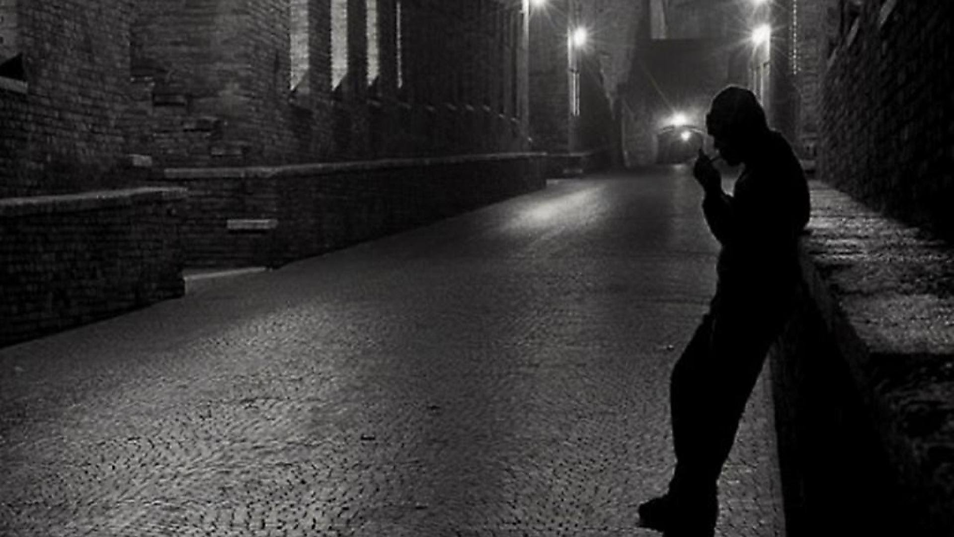 Музыка на улице ночью. Парень ночью. Мужчина в темной комнате. Мистически красивый мужчина ночь улица. Alone фото.