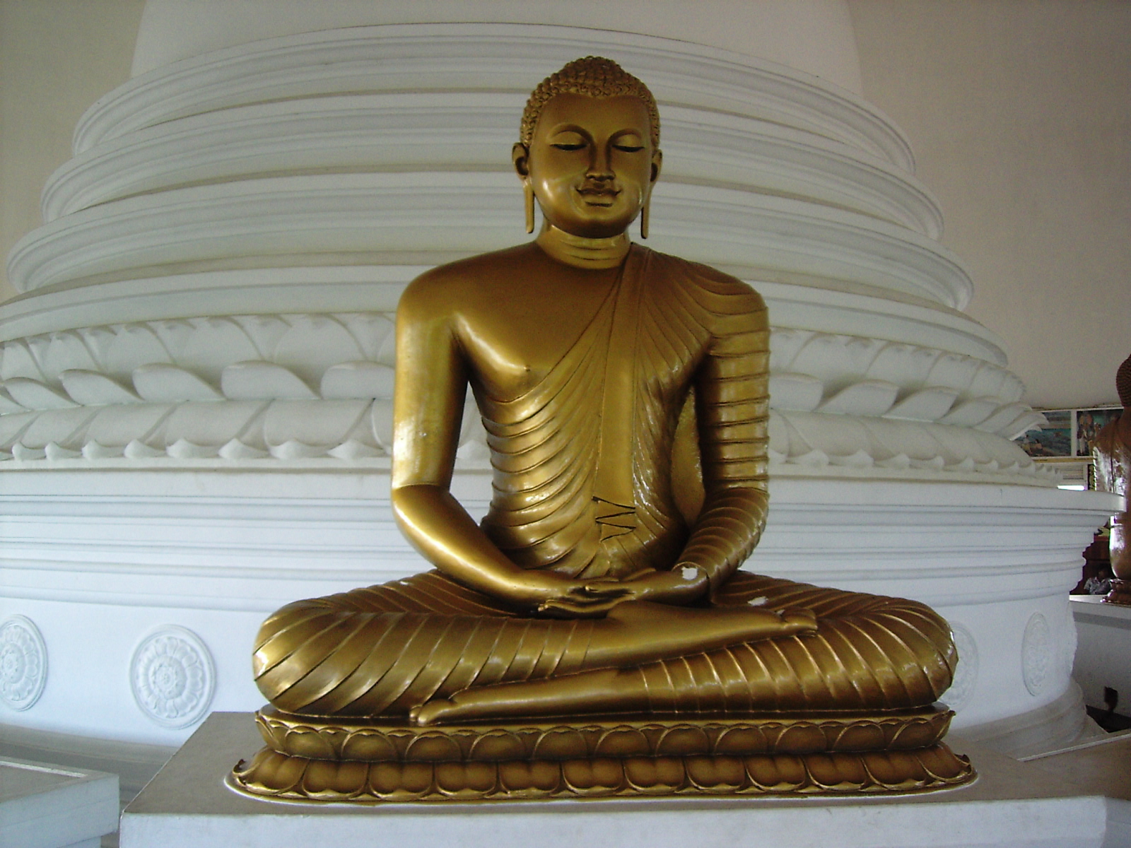 File:Lord Buddha in Sri Lanka - Kalutara.jpg - Wikipedia