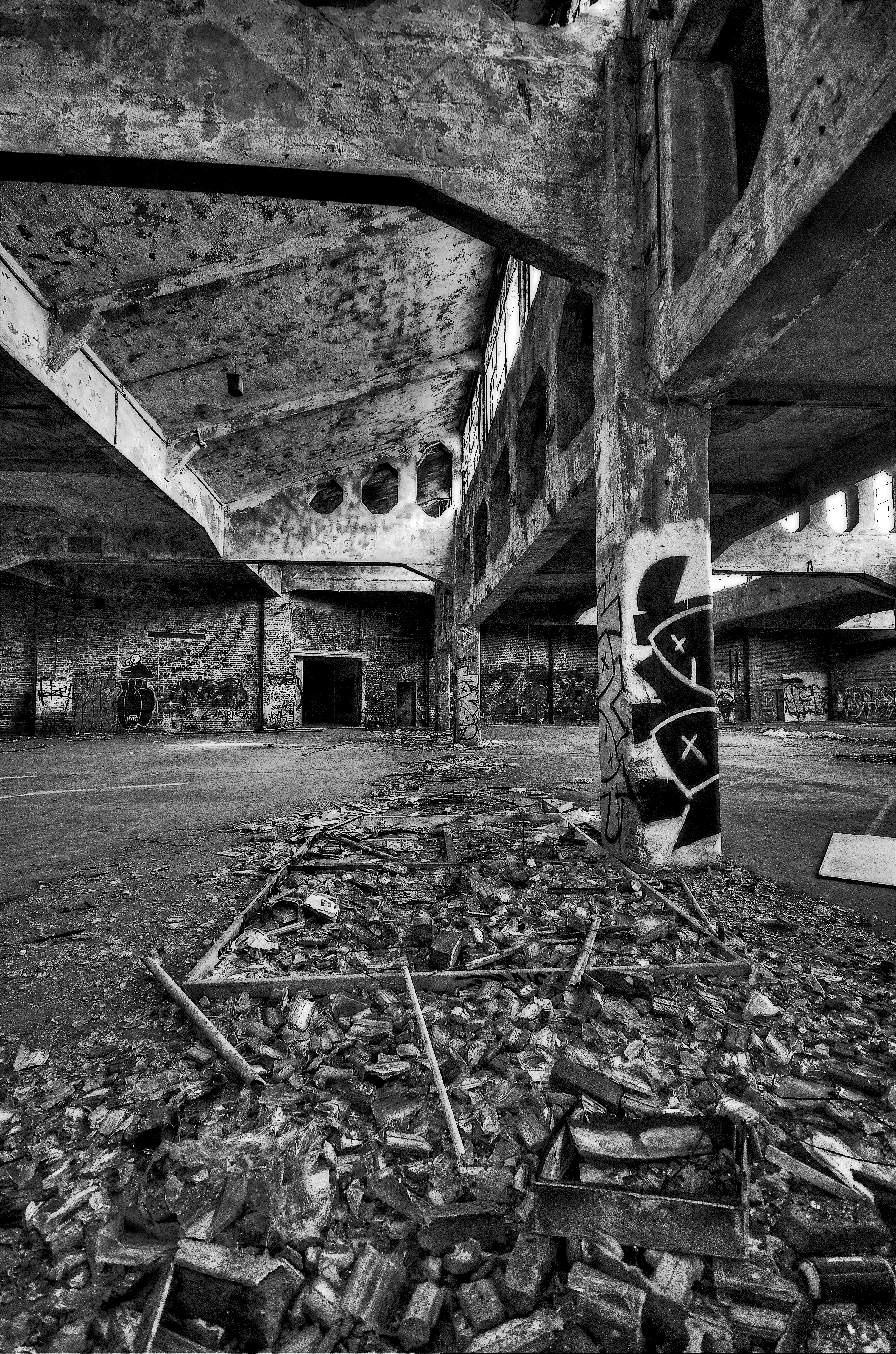 Lost Place Factory Hall BW | HDR creme
