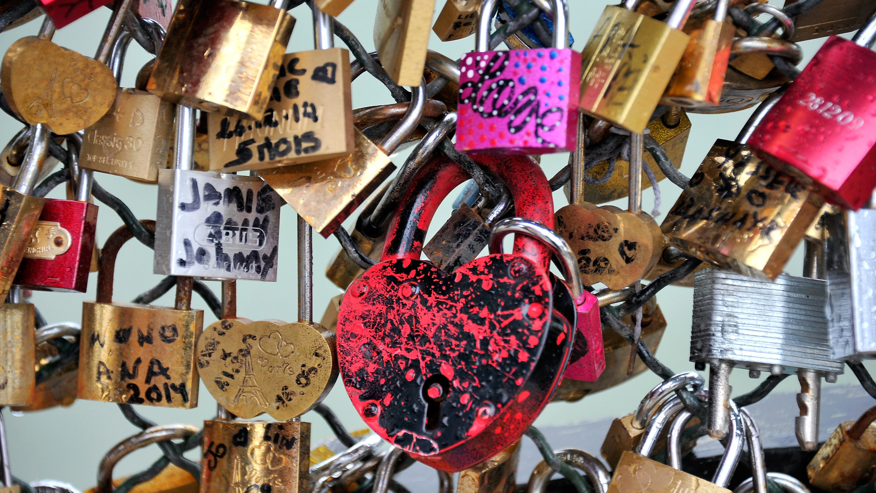 Paris removes 'love locks' from Pont des Arts bridge | CNN Travel
