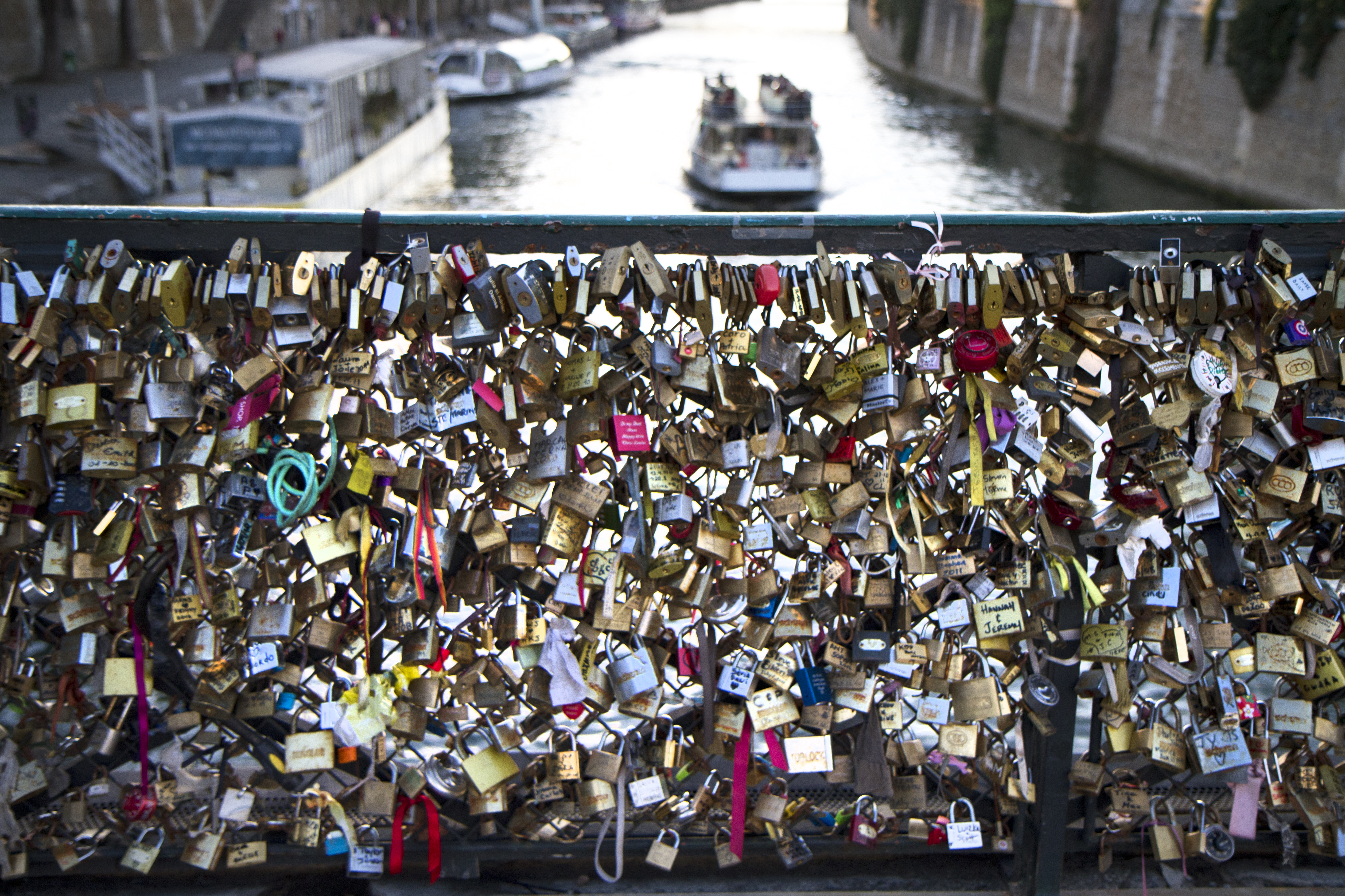 File:Love Locks, Pont de l'Archevêché (7115351149).jpg - Wikimedia ...