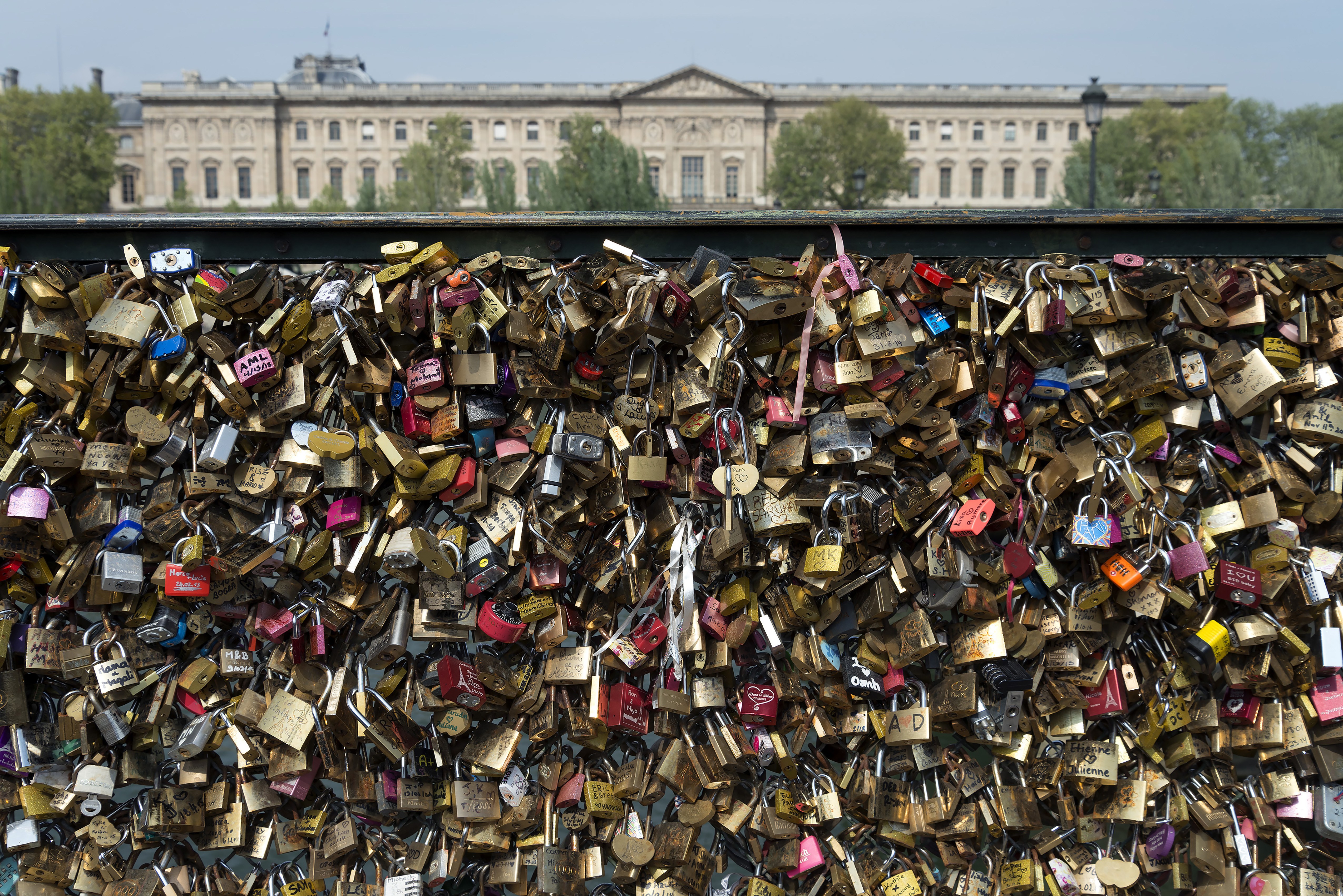 Paris to Sell Pont des Arts Love Locks to Raise Money for Refugees ...