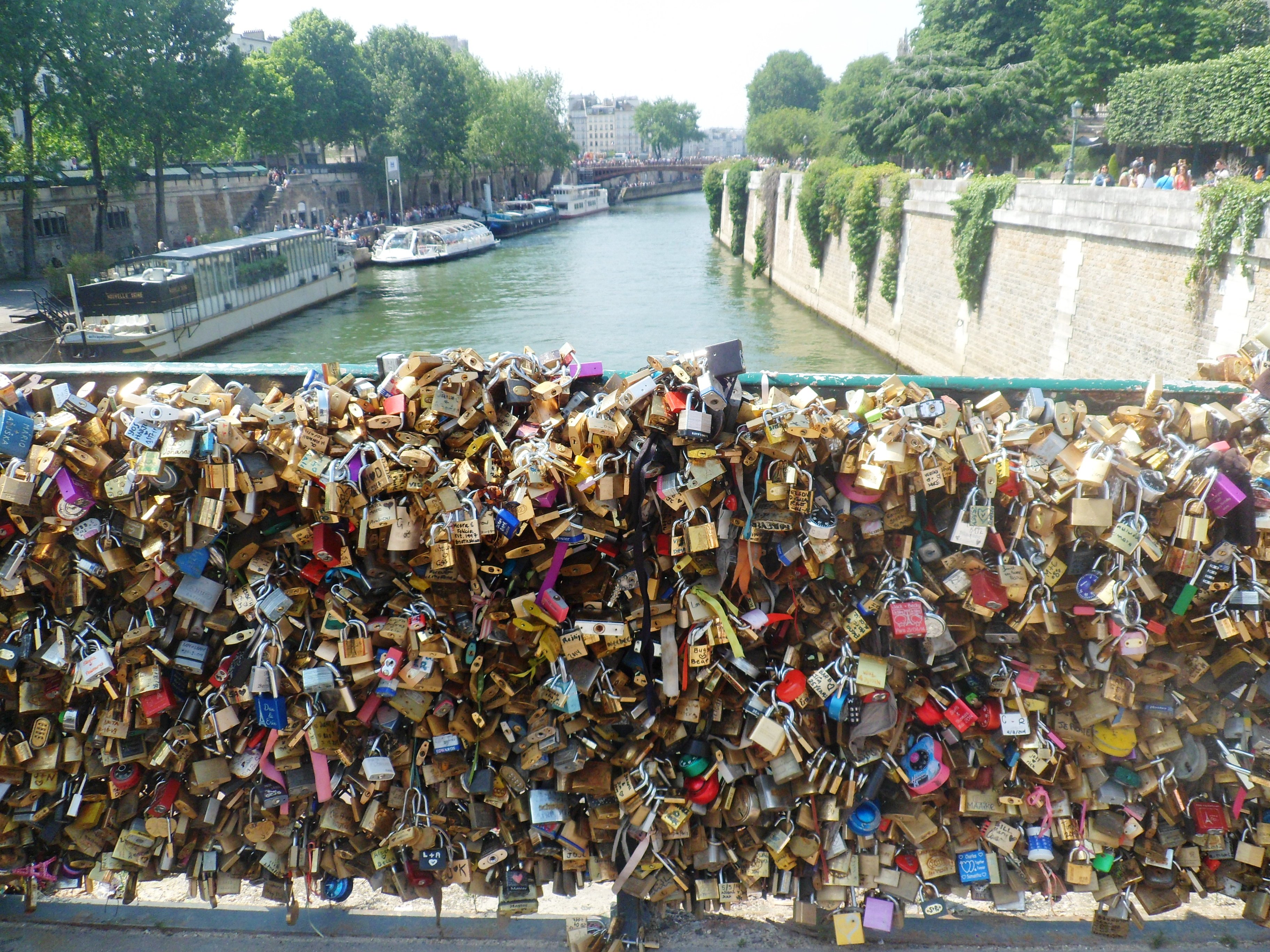The problem raised by too many love locks... | ParisByM