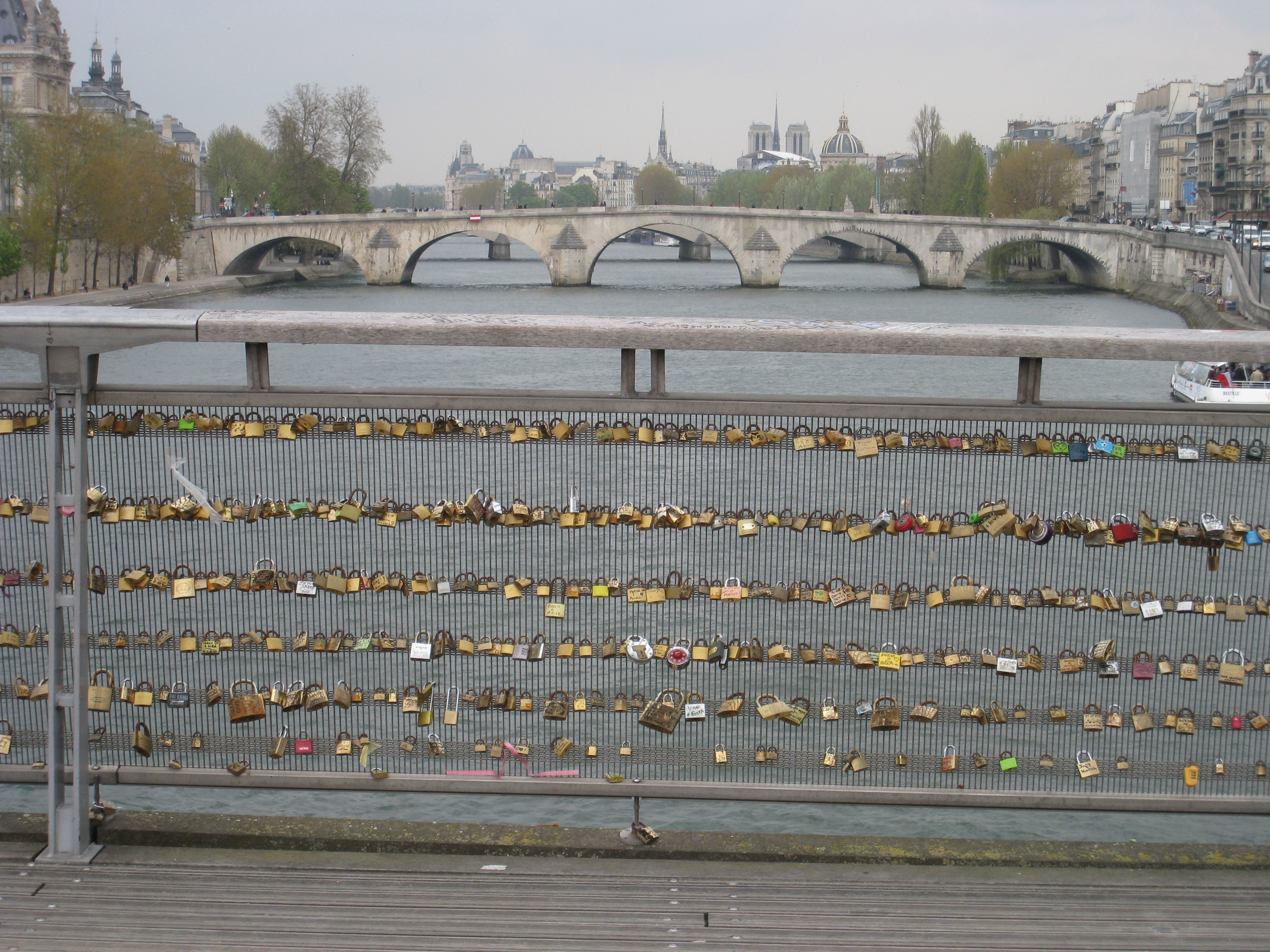Love Locks on the Pont des Arts, Paris – Epicurienne