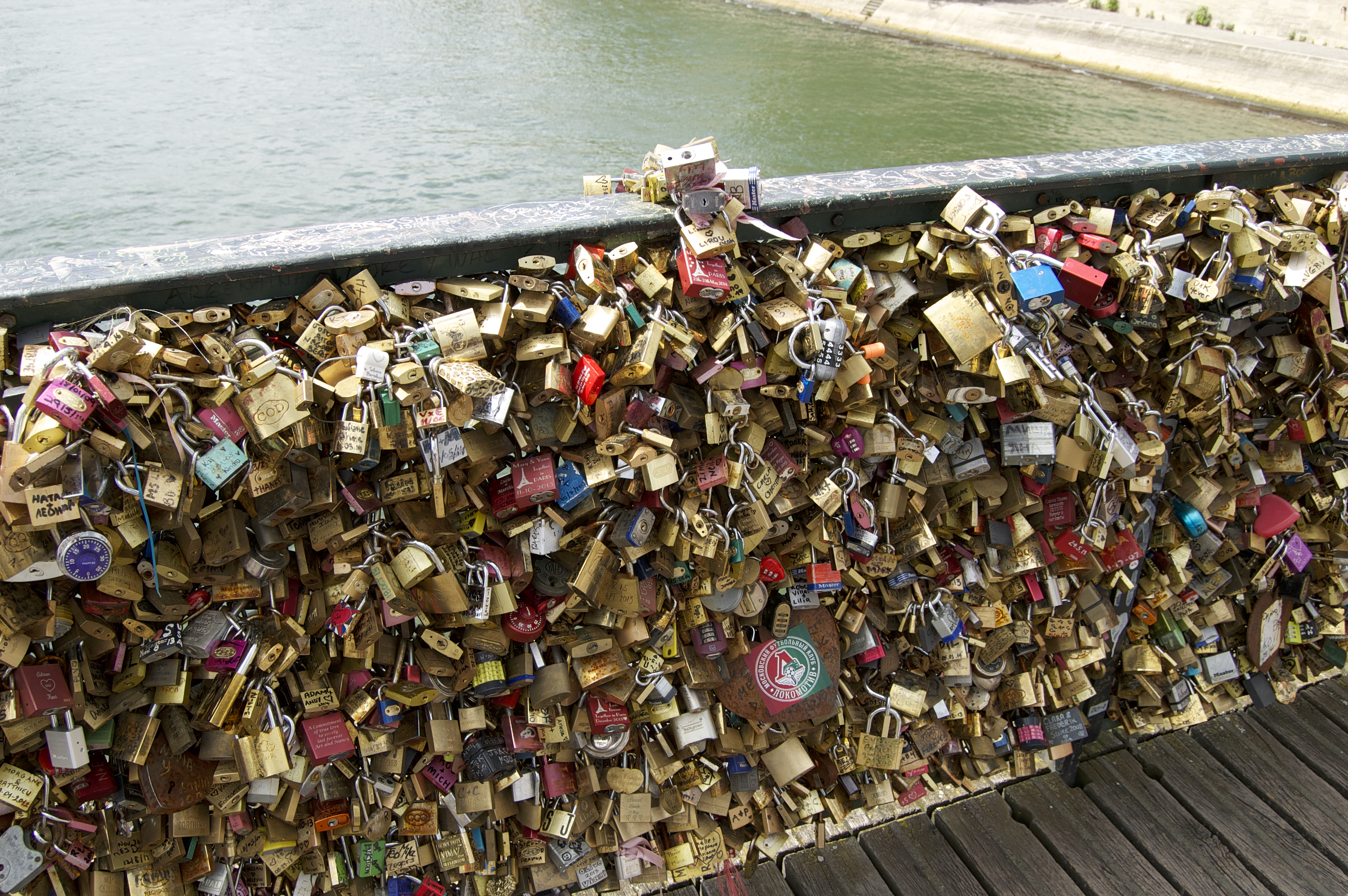 File:Love-padlocks-Paris-DSC 0329.jpg - Wikimedia Commons