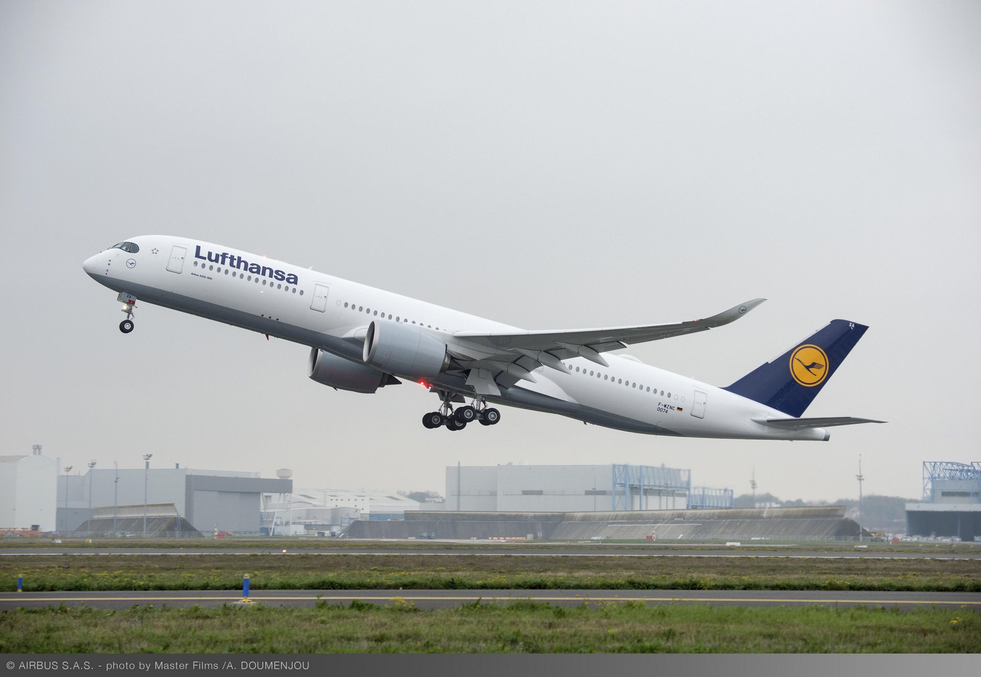 Lufthansa takes delivery of its first A350 aircraft