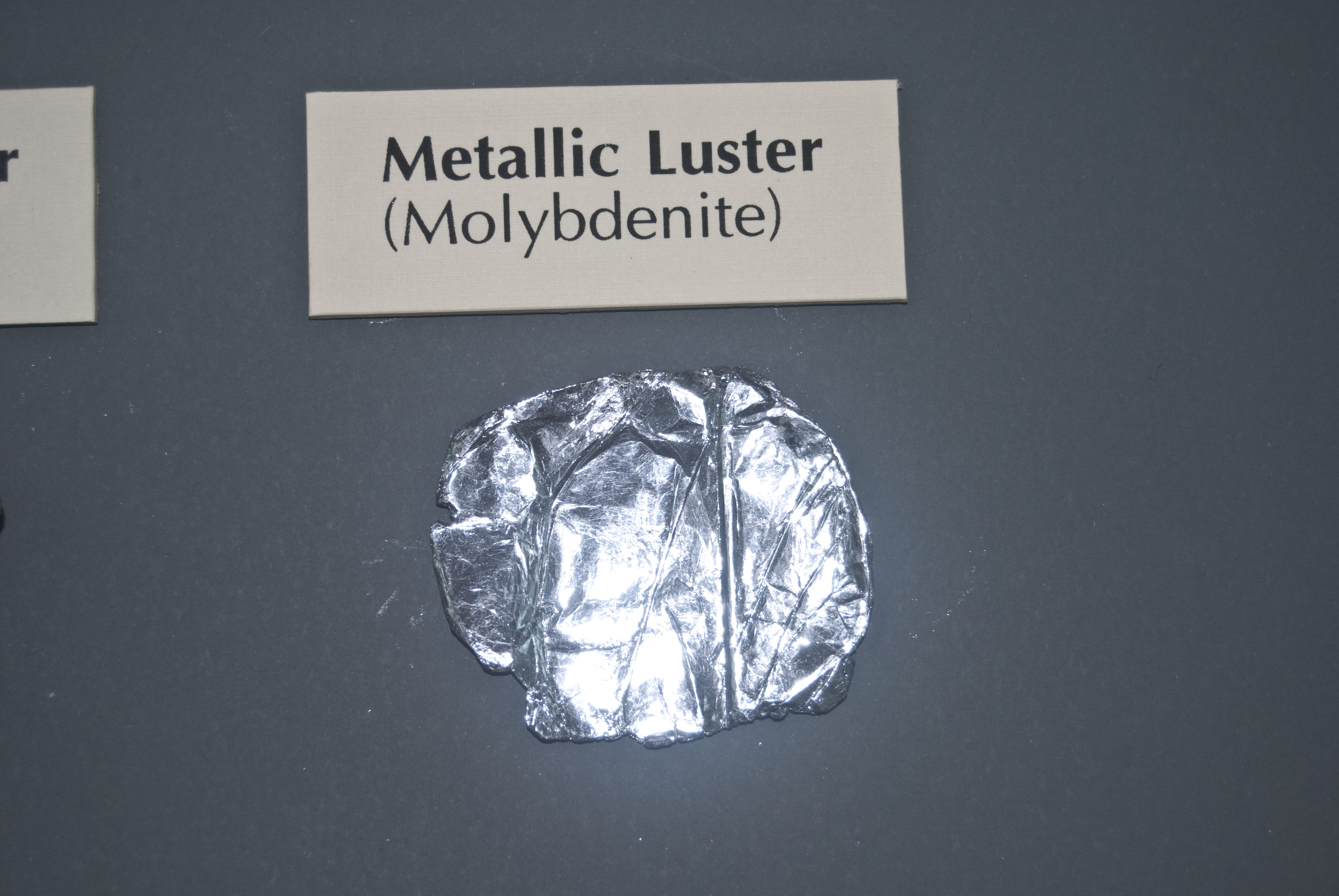 File:Molybdenite Metallic luster.jpg - Wikimedia Commons