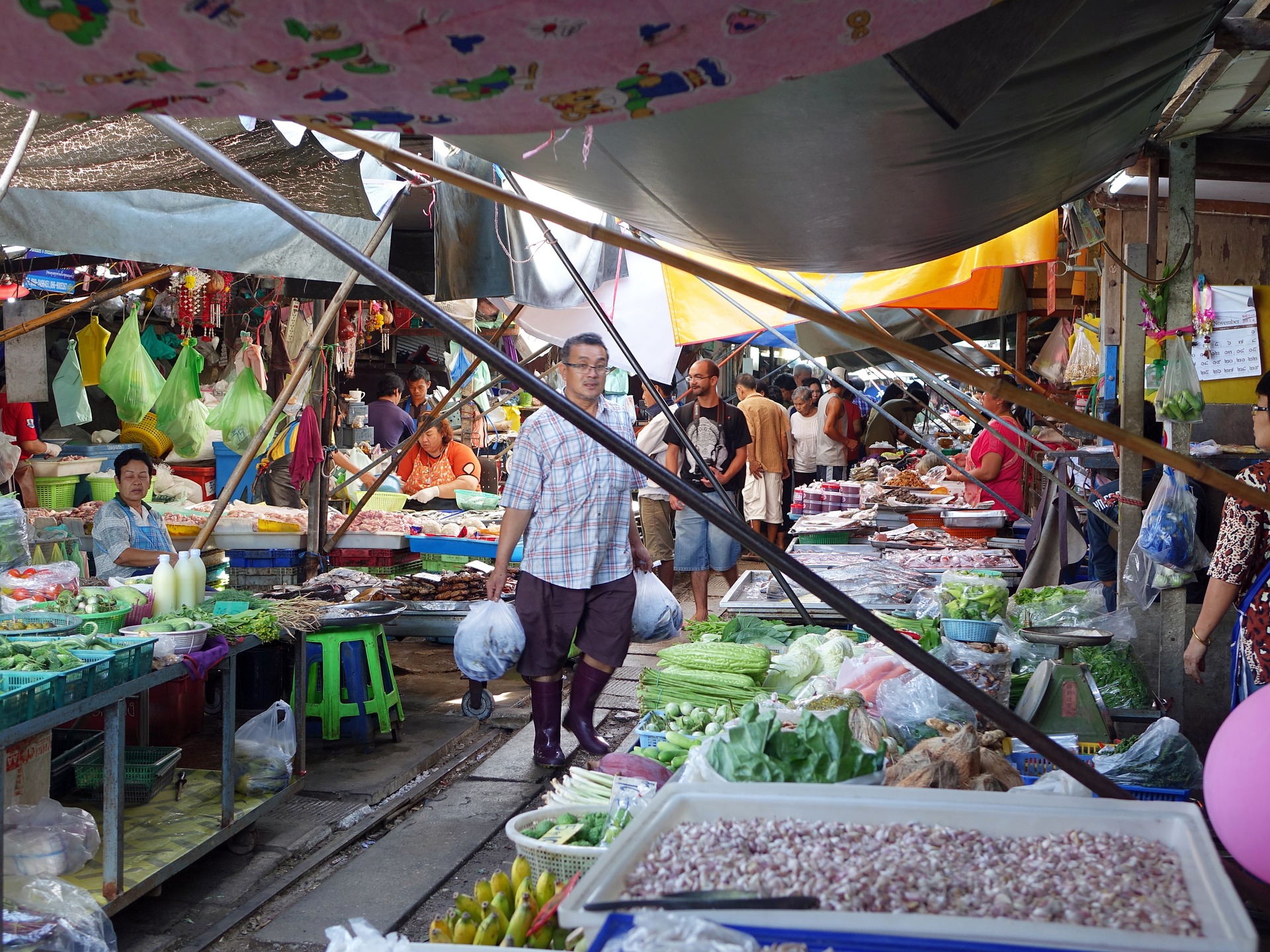 Maeklong railway market photo