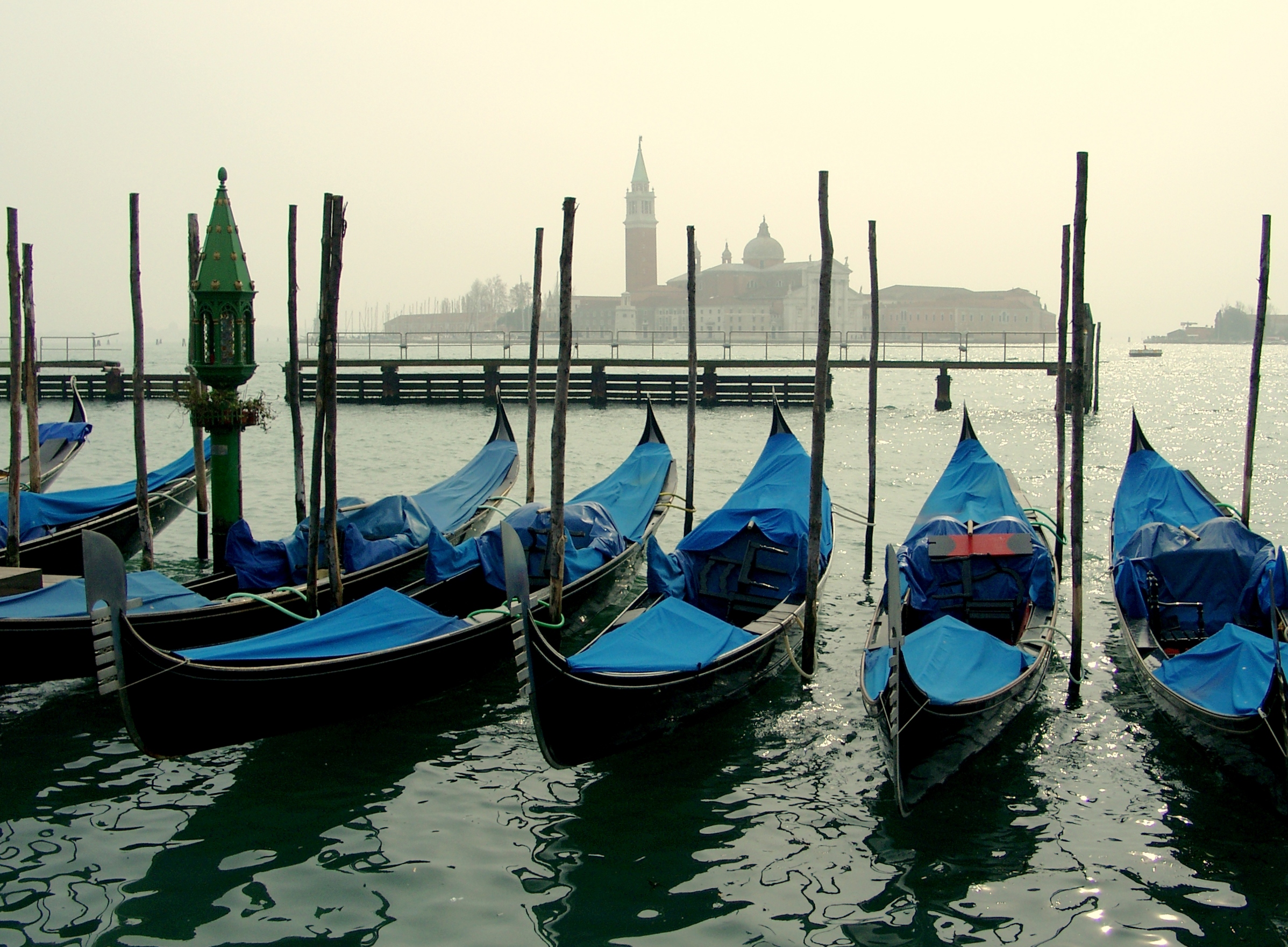 File:San Giorgio Maggiore with gondolas.jpg - Wikimedia Commons
