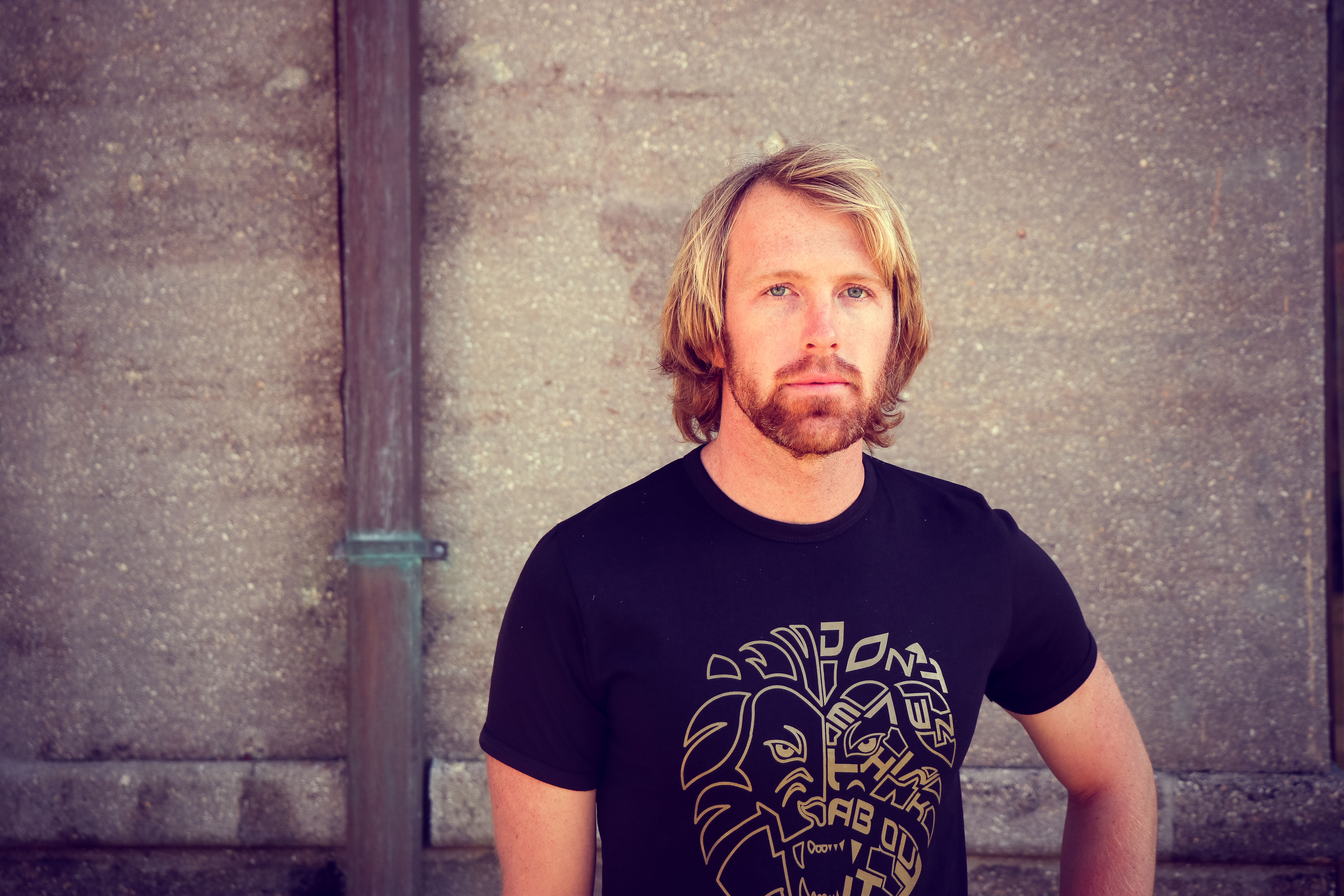 Man in Black and Gold Lion Head-printed Crew-neck T-shirt, Close-up, Colors, Face, Facial hair, HQ Photo