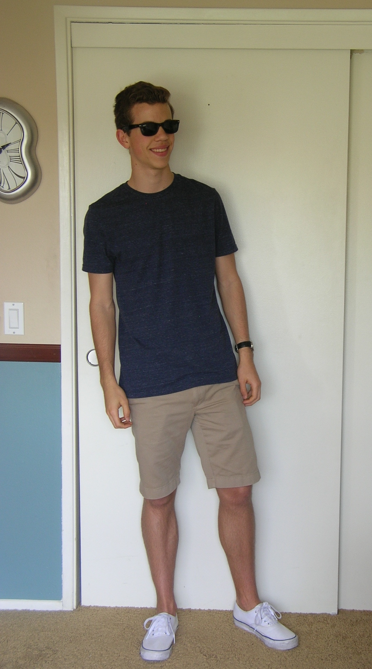 How To Wear Shorts With a Navy Crew-neck T-shirt | Men's Fashion