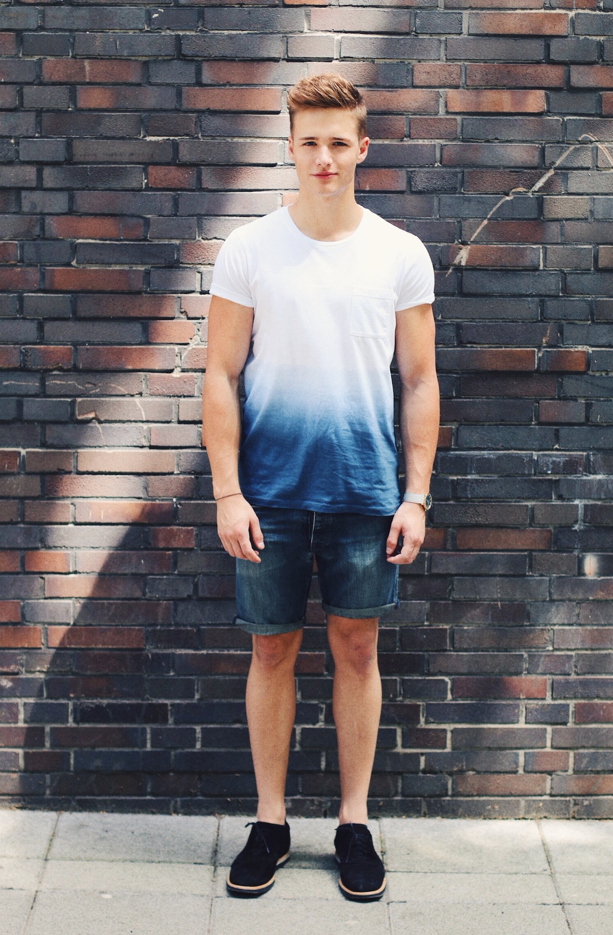 How To Wear Navy and Green Shorts With a White Crew-neck T-shirt ...