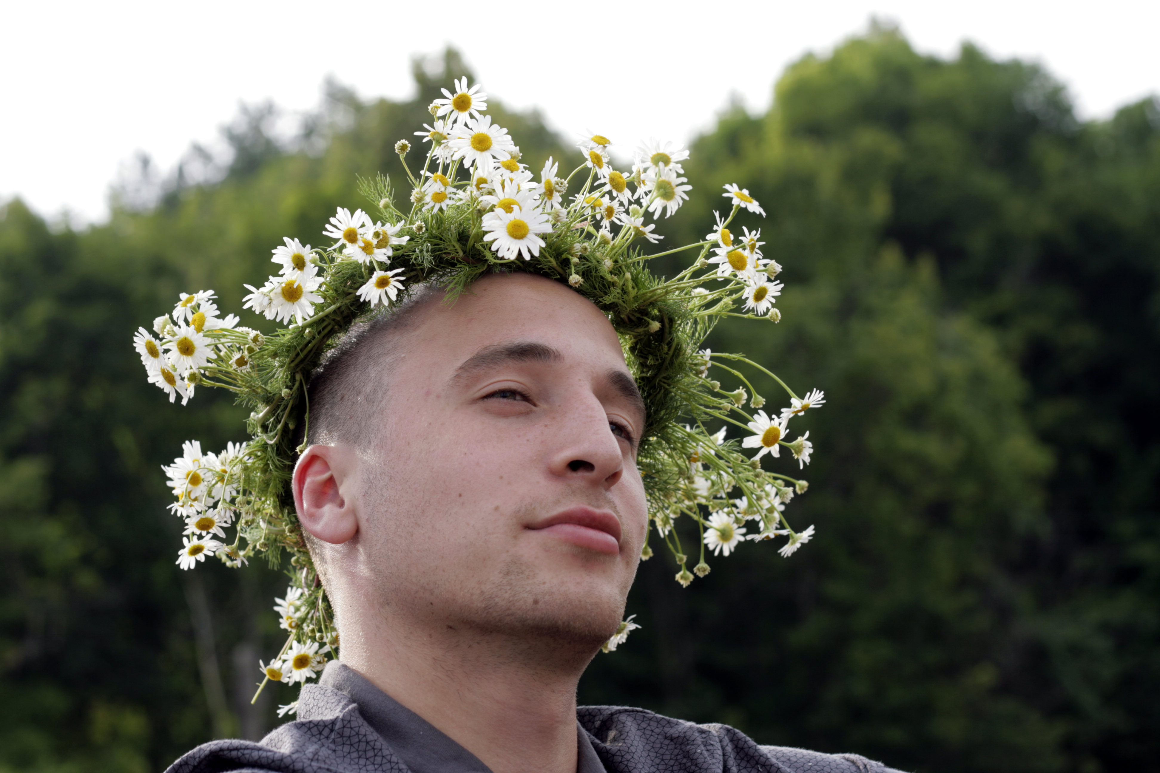 Мужчина с цветочком на голове