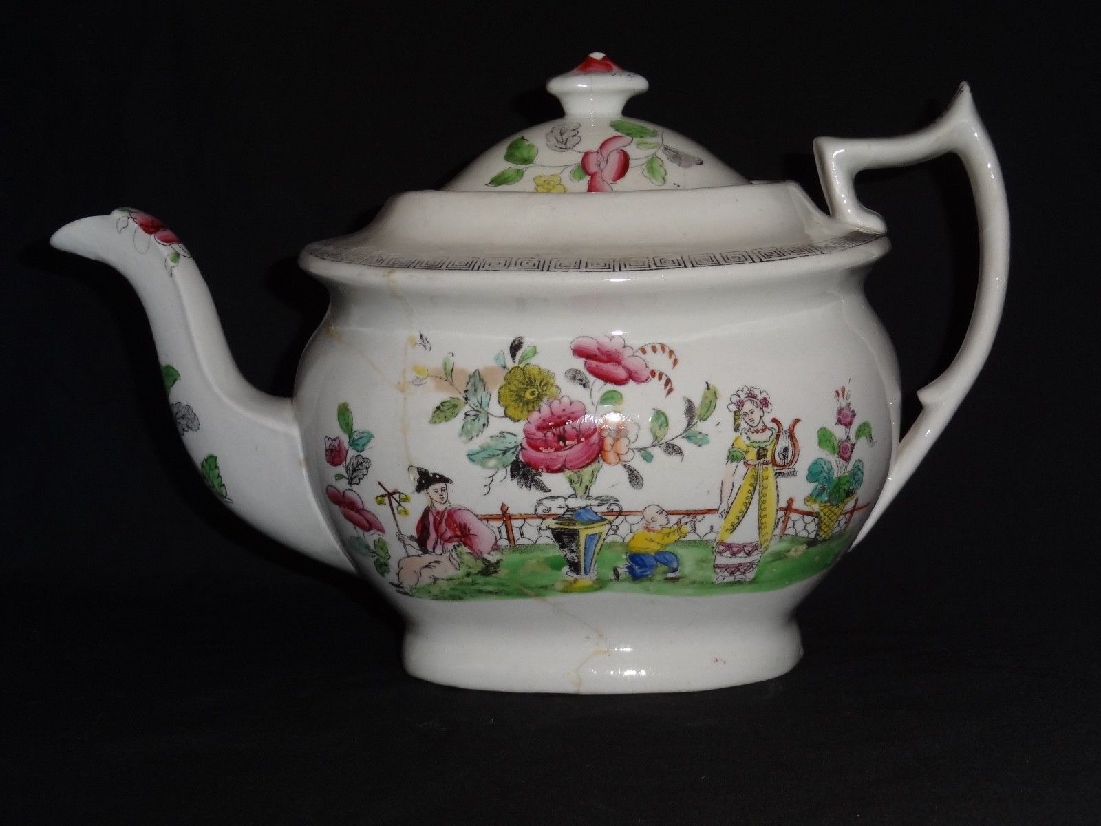 English porcelain teapot : Chinoiserie pattern