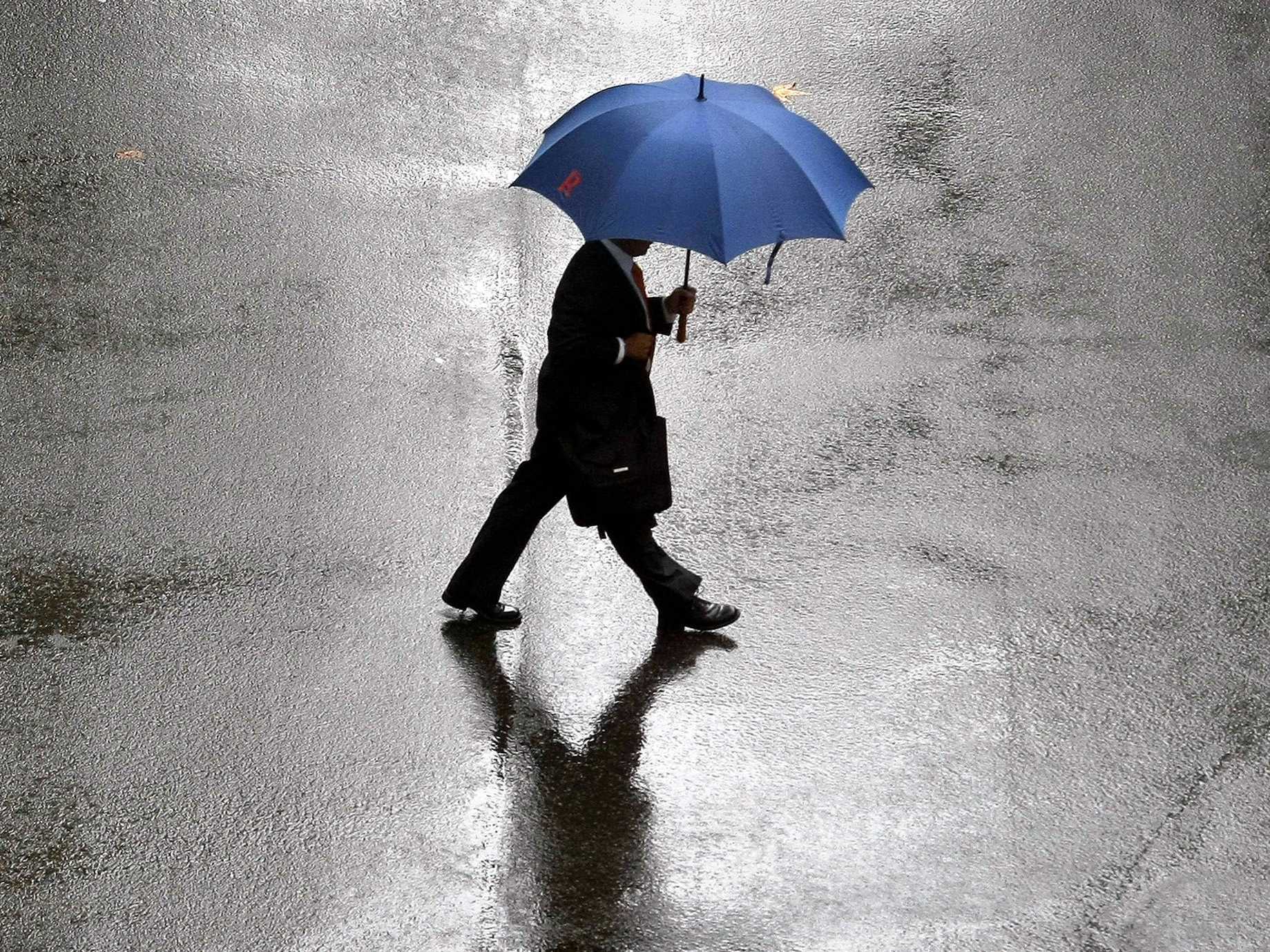 Дождь человек под зонтом