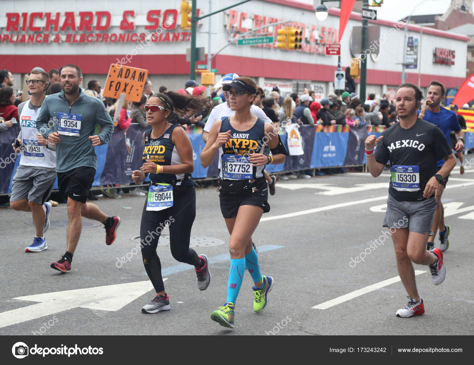 New York City Marathon runners traverse 26.2 miles through all five ...