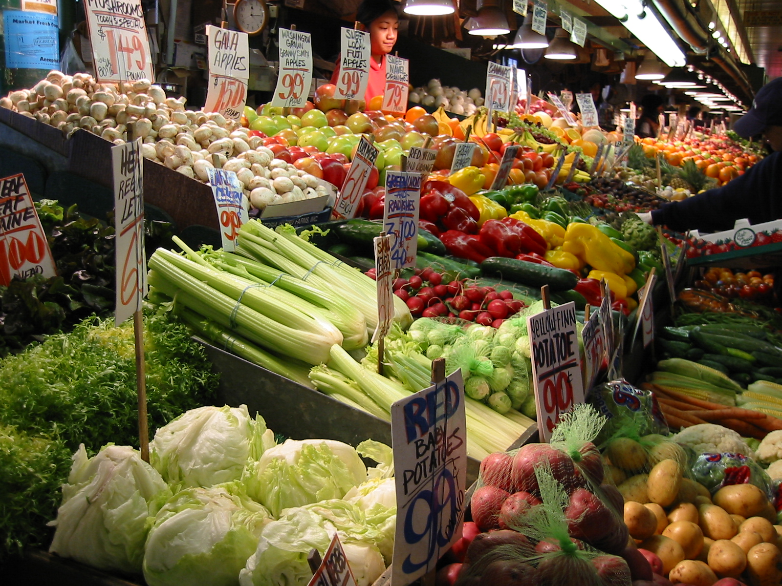 File:Fruits and Vegetables at Pike Place Market.jpg - Wikimedia Commons