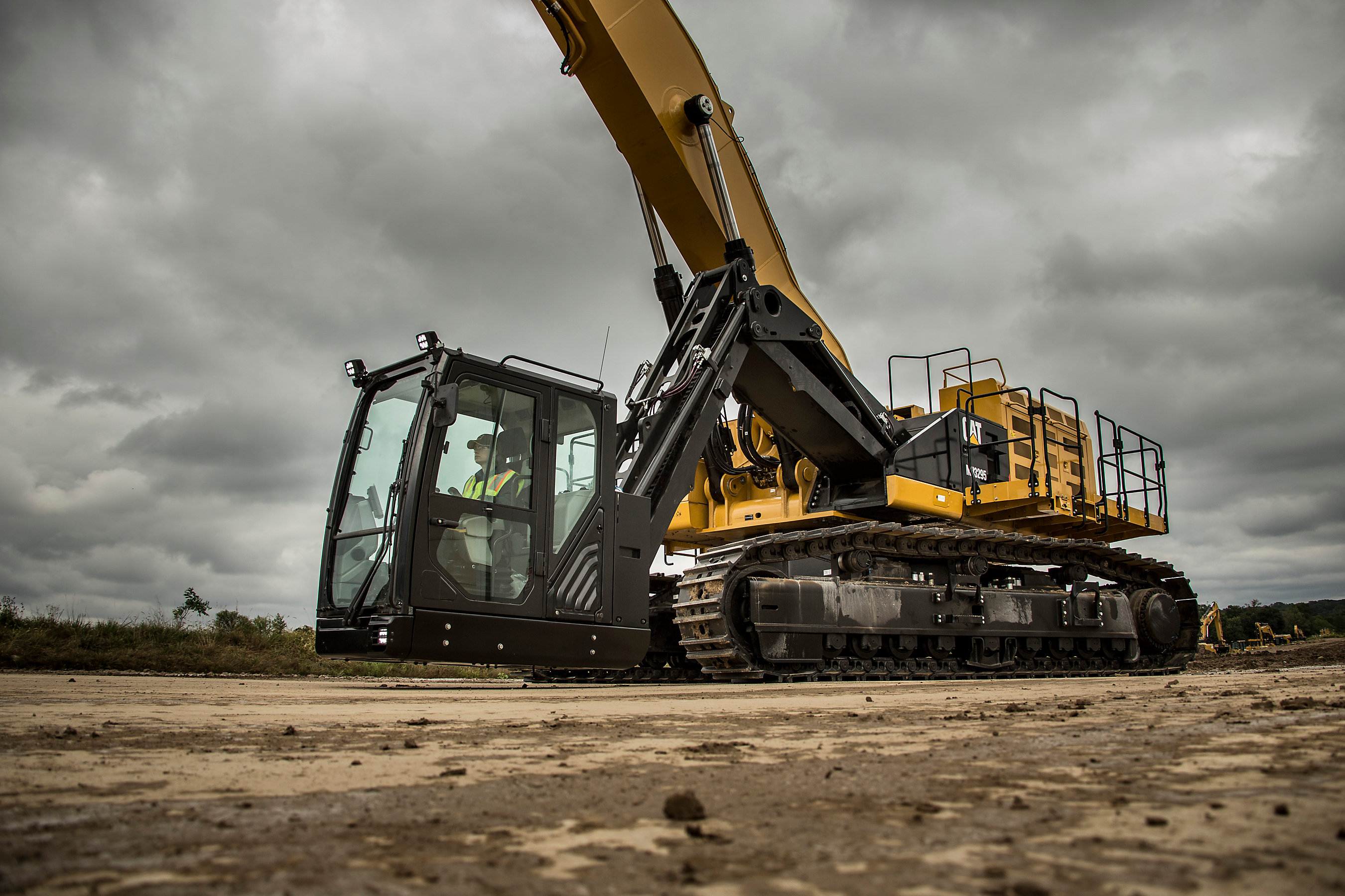 Caterpillar's new MH3295 material handler a marriage of 390F and ...