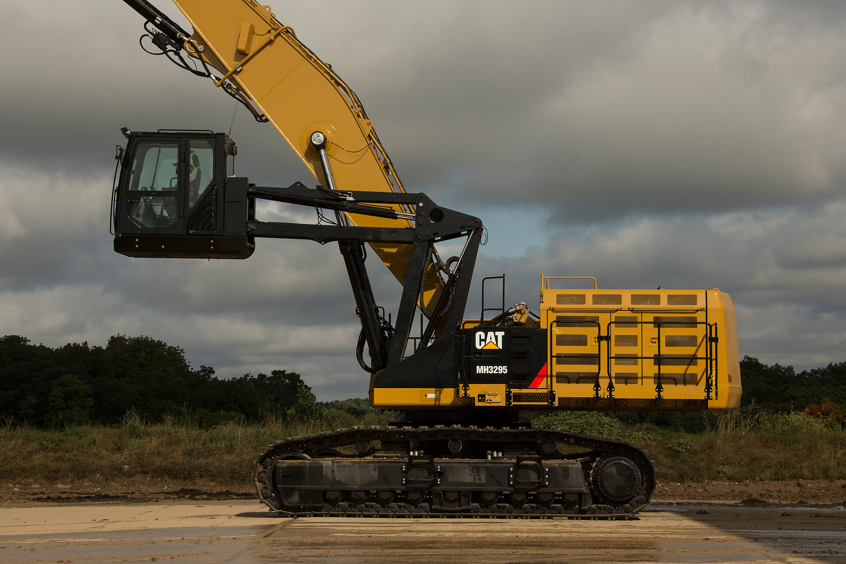 Caterpillar's new MH3295 material handler a marriage of 390F and ...