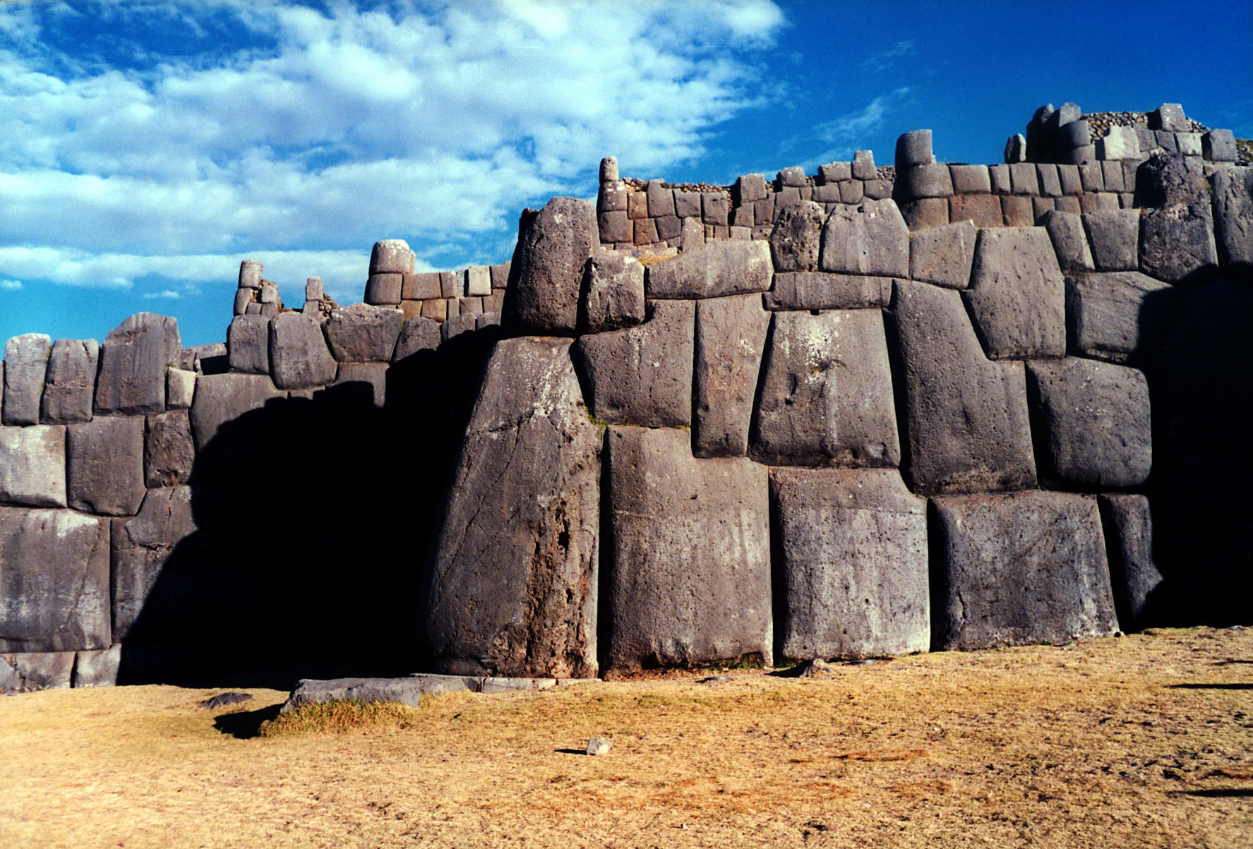 File:Sacsahuaman wall3.jpg - Wikimedia Commons