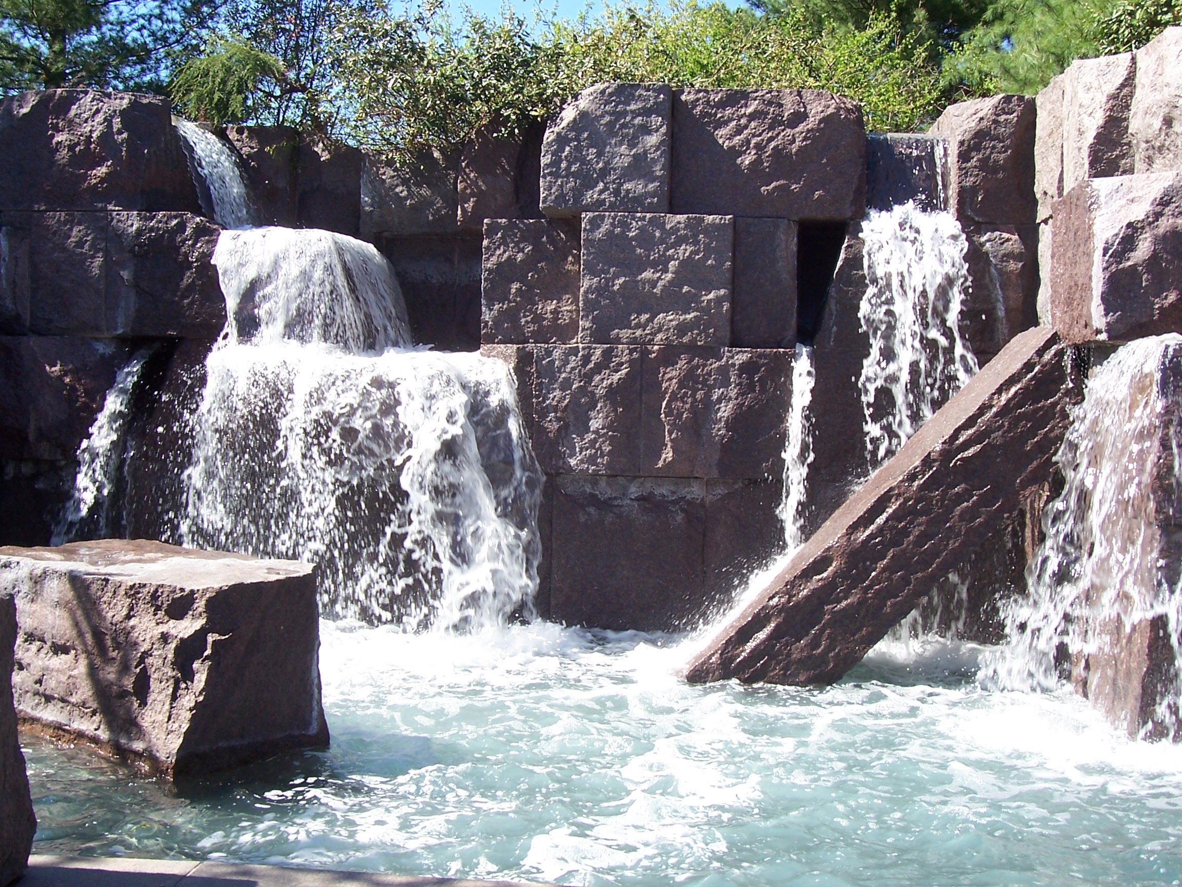 File:Franklin Roosevelt Memorial waterfall.jpg - Wikimedia Commons
