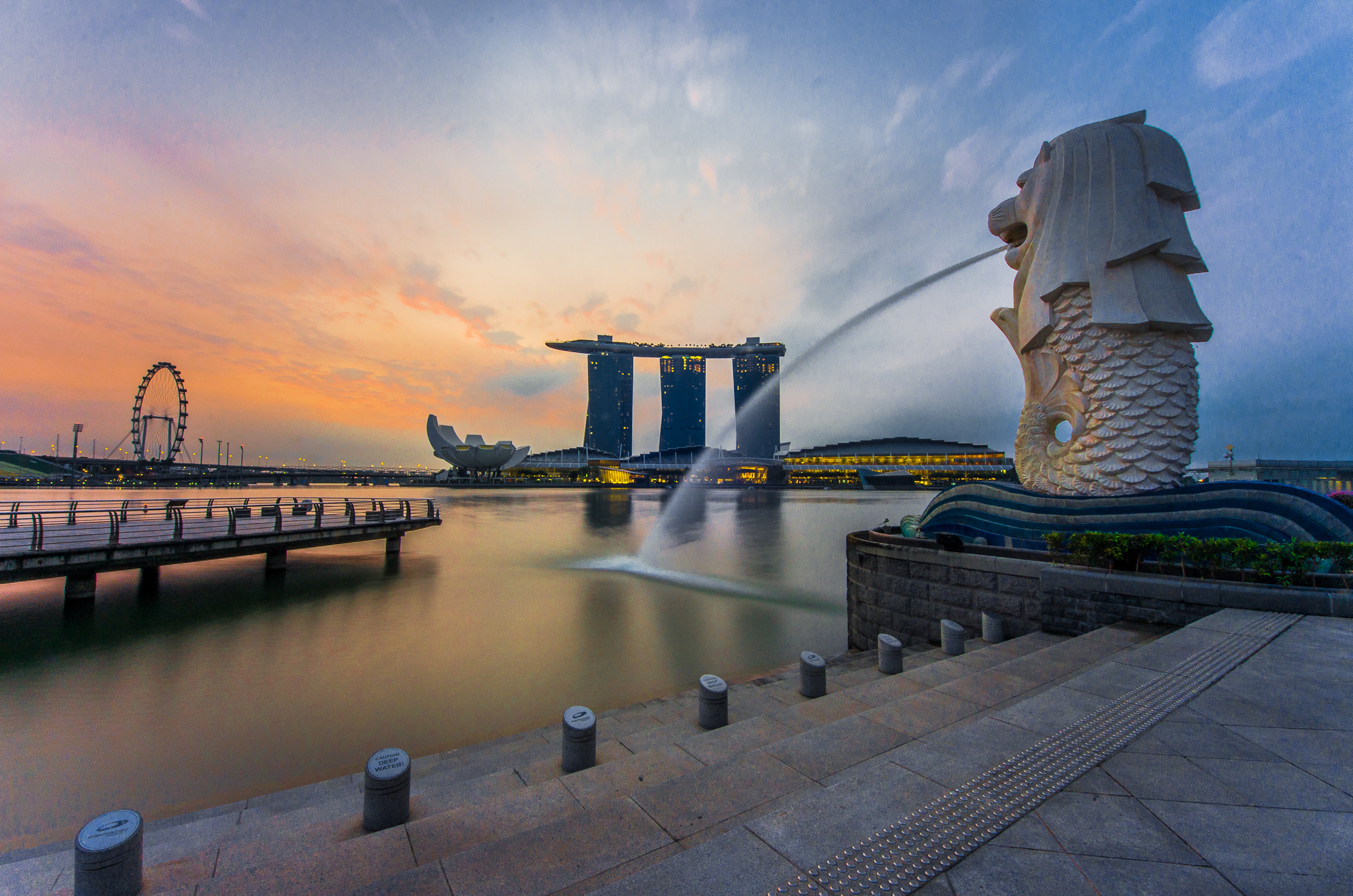 File:Rear view of the Merlion statue at Merlion Park, Singapore ...