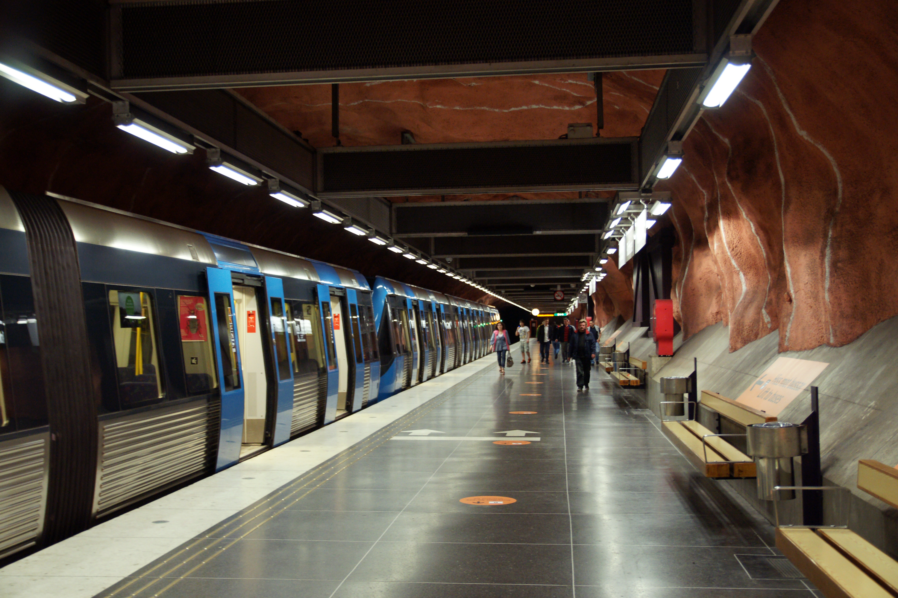 File:Rådhuset metro station 3.jpg - Wikimedia Commons