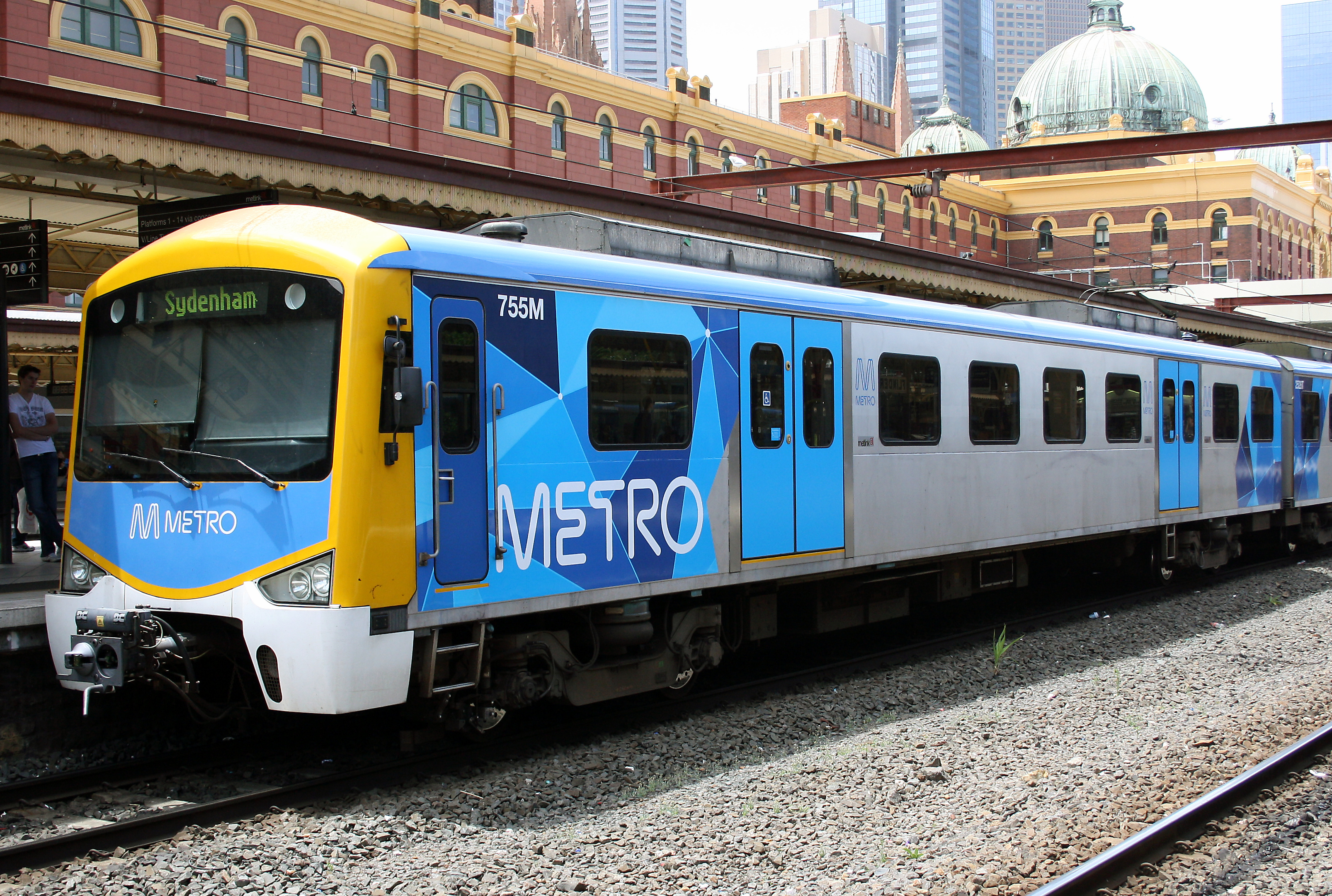 File:Siemens train in Metro Trains Melbourne Livery.jpg - Wikimedia ...