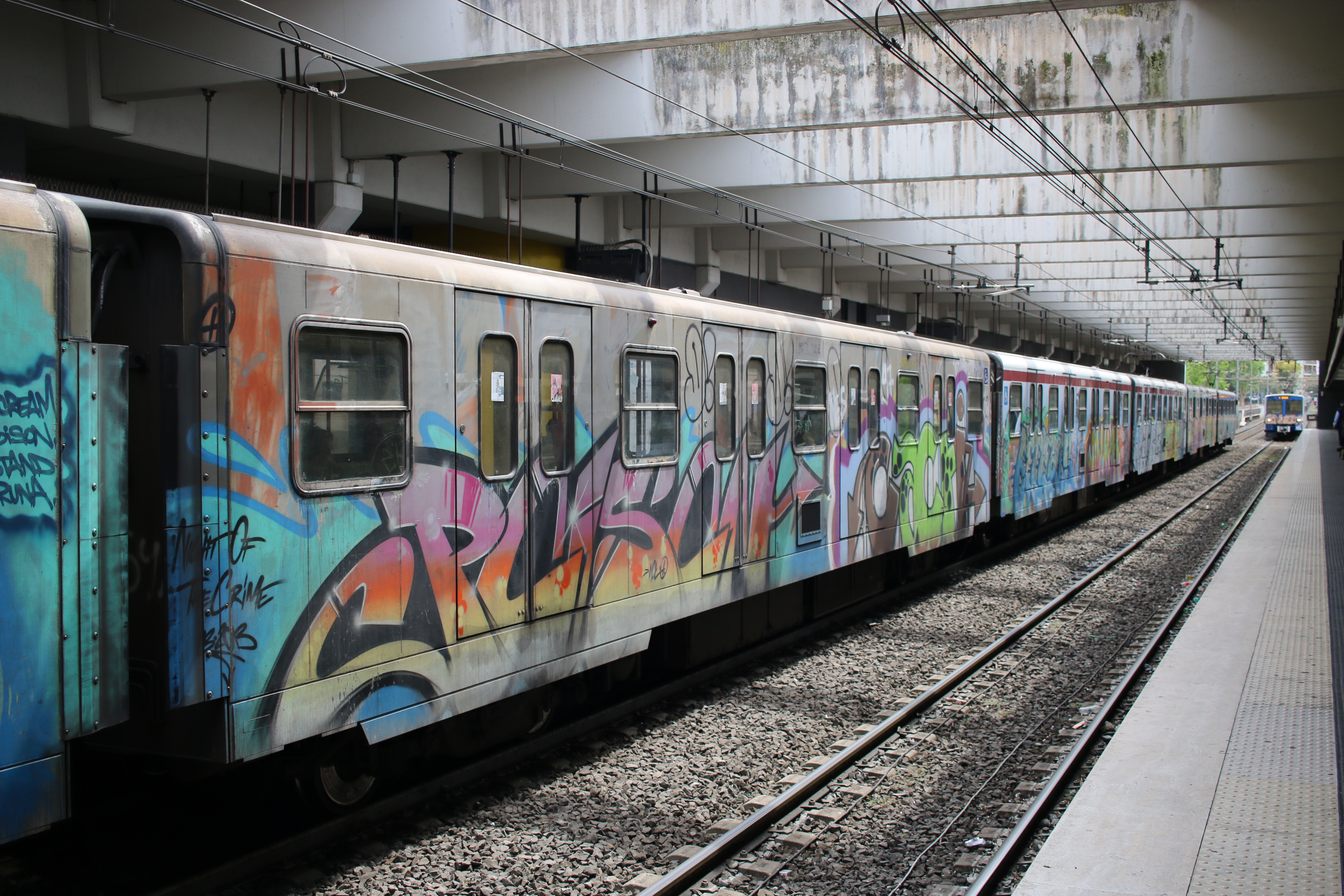 File:Metro train in Rome.jpg - Wikimedia Commons