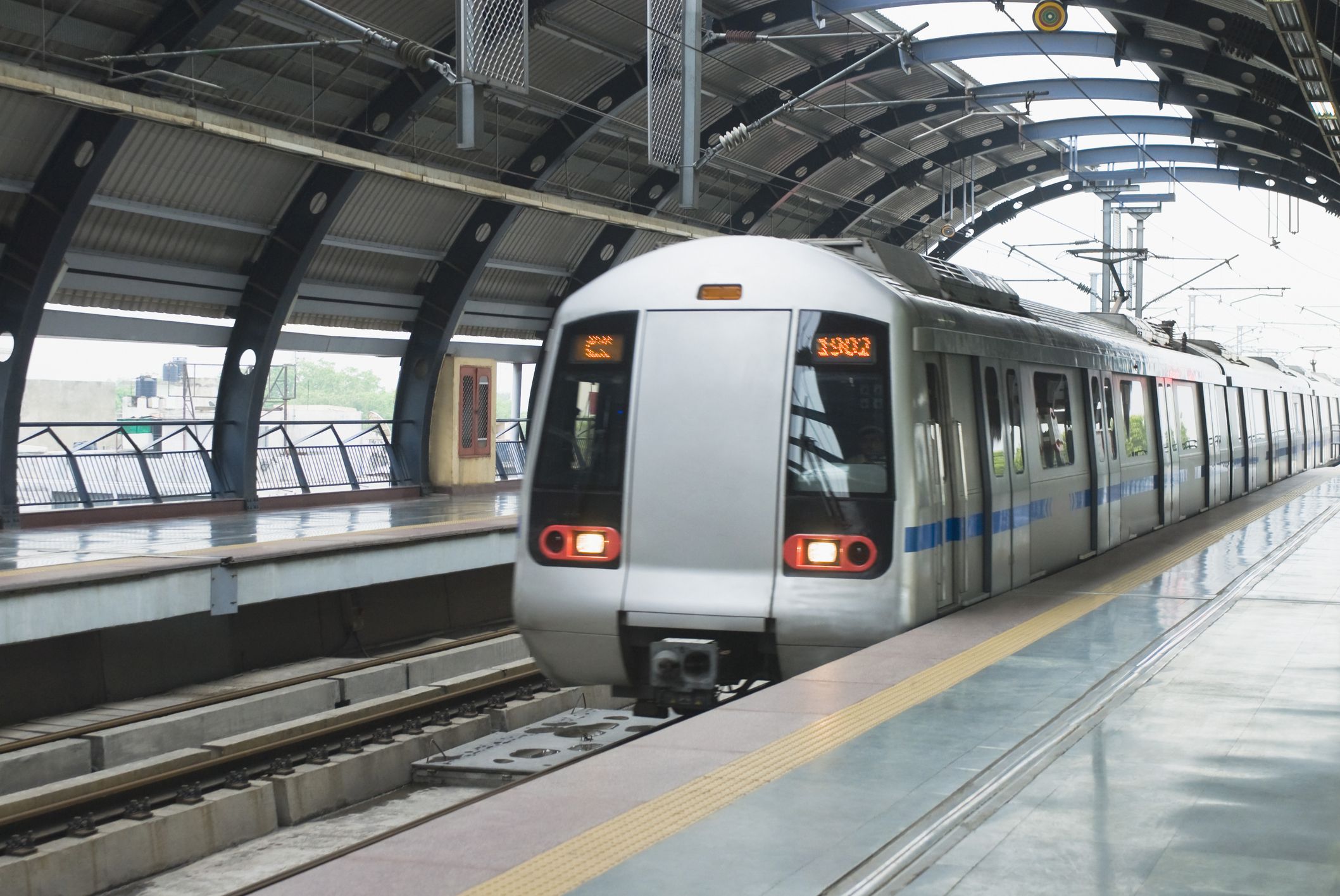 Delhi Metro Train: Quick Guide to Travel and Sightseeing